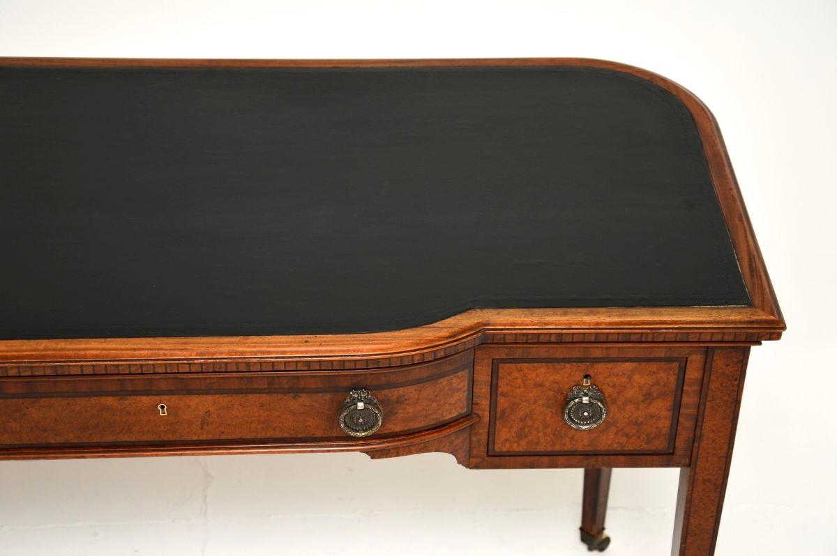 Antiker Edwardianischer Schreibtisch / Schreibtisch mit Intarsien aus Nussbaum im Angebot 1