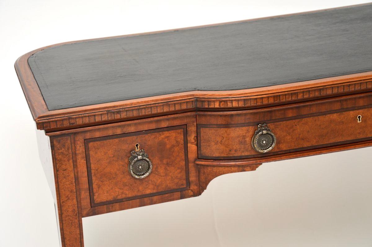 Antiker Edwardianischer Schreibtisch / Schreibtisch mit Intarsien aus Nussbaum im Angebot 2