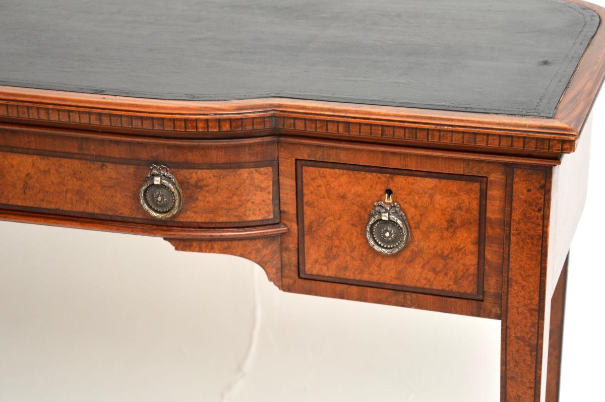 Antiker Edwardianischer Schreibtisch / Schreibtisch mit Intarsien aus Nussbaum im Angebot 3