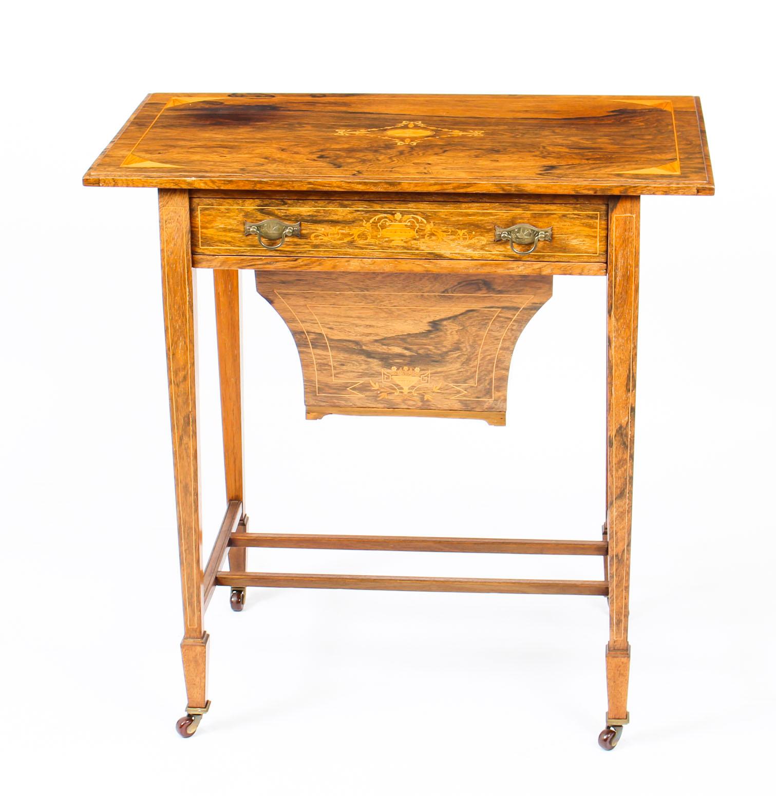 Il s'agit d'une table de travail anglaise antique datant de la fin du 19e siècle.

Il est fabriqué par Gonçalo Alves avec une fabuleuse décoration incrustée de bois de satin. Il comporte un tiroir avec des compartiments pour les cotons, le fil,