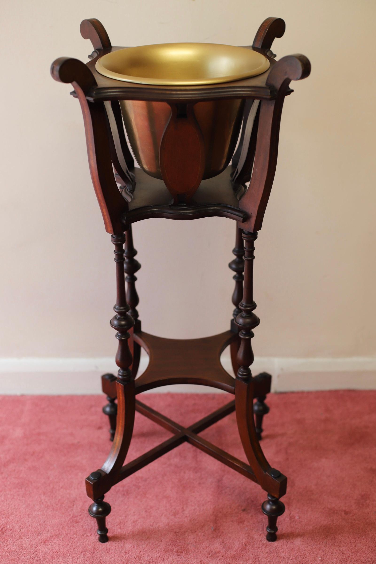 We delight to offer for sale and antique Edwardian hardwood  and boxwood line inlaid jardinière stand, fitted with a brass pot. 
Don't hesitate to contact me if you have any questions.
Please have a closer look at the pictures because they form part