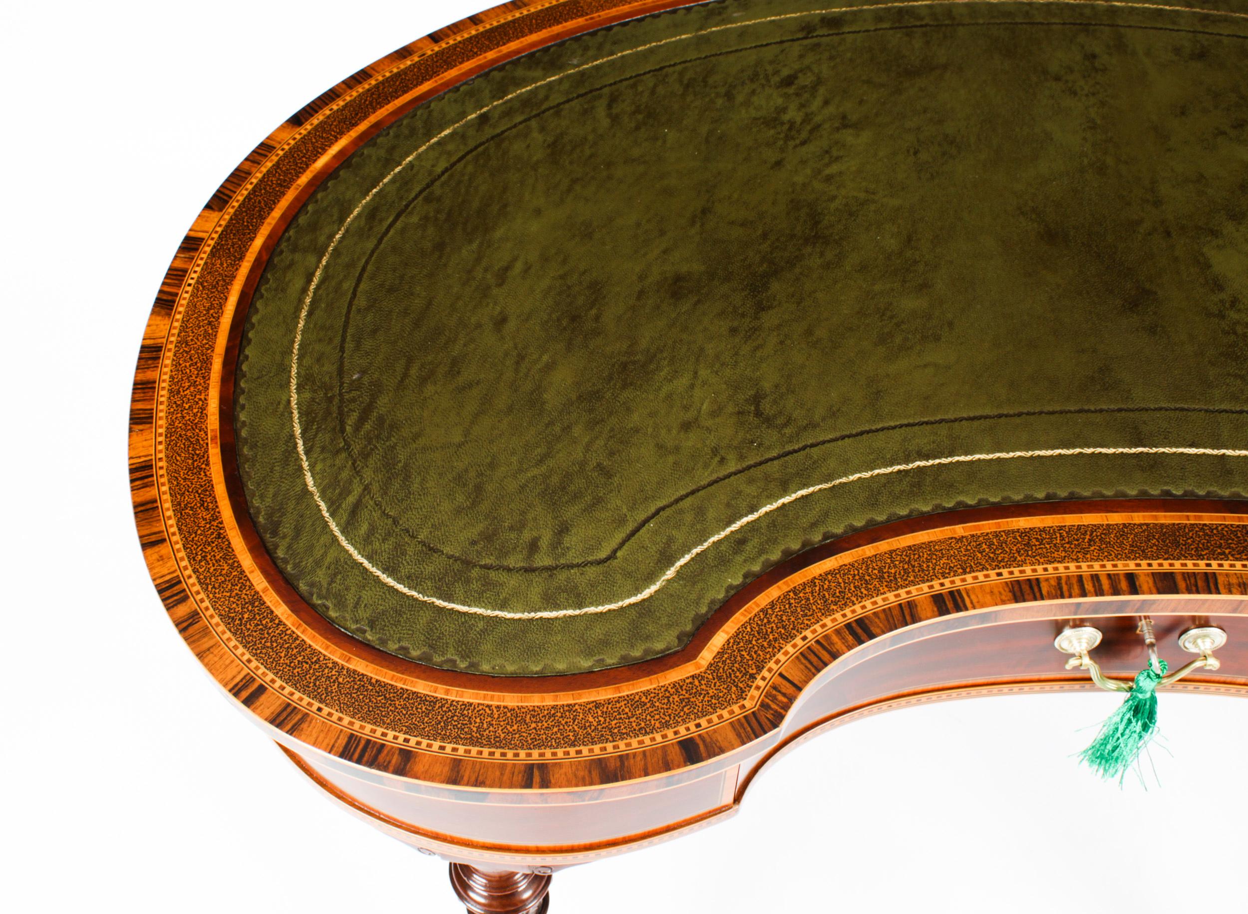 Cuir Anciennes tables d'écriture édouardiennes en forme de rein avec tiroirs secrets, 19ème siècle en vente