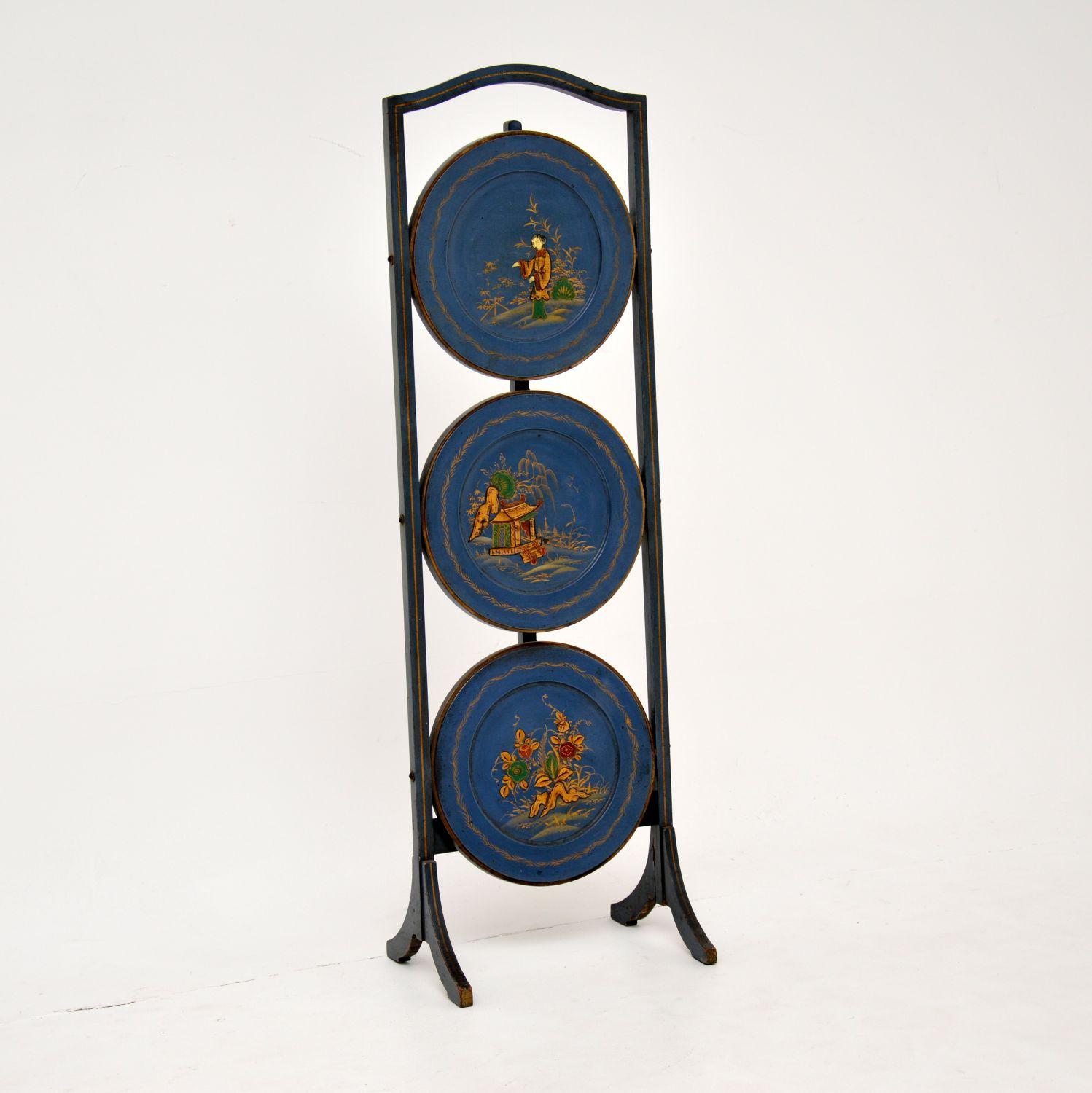 A beautiful antique Edwardian lacquered chinoiserie folding cake stand. This was made in England, it dates from around the 1900-1910 period.

It is beautifully made and exquisitely decorated in the oriental lacquered manner. The overall colour is