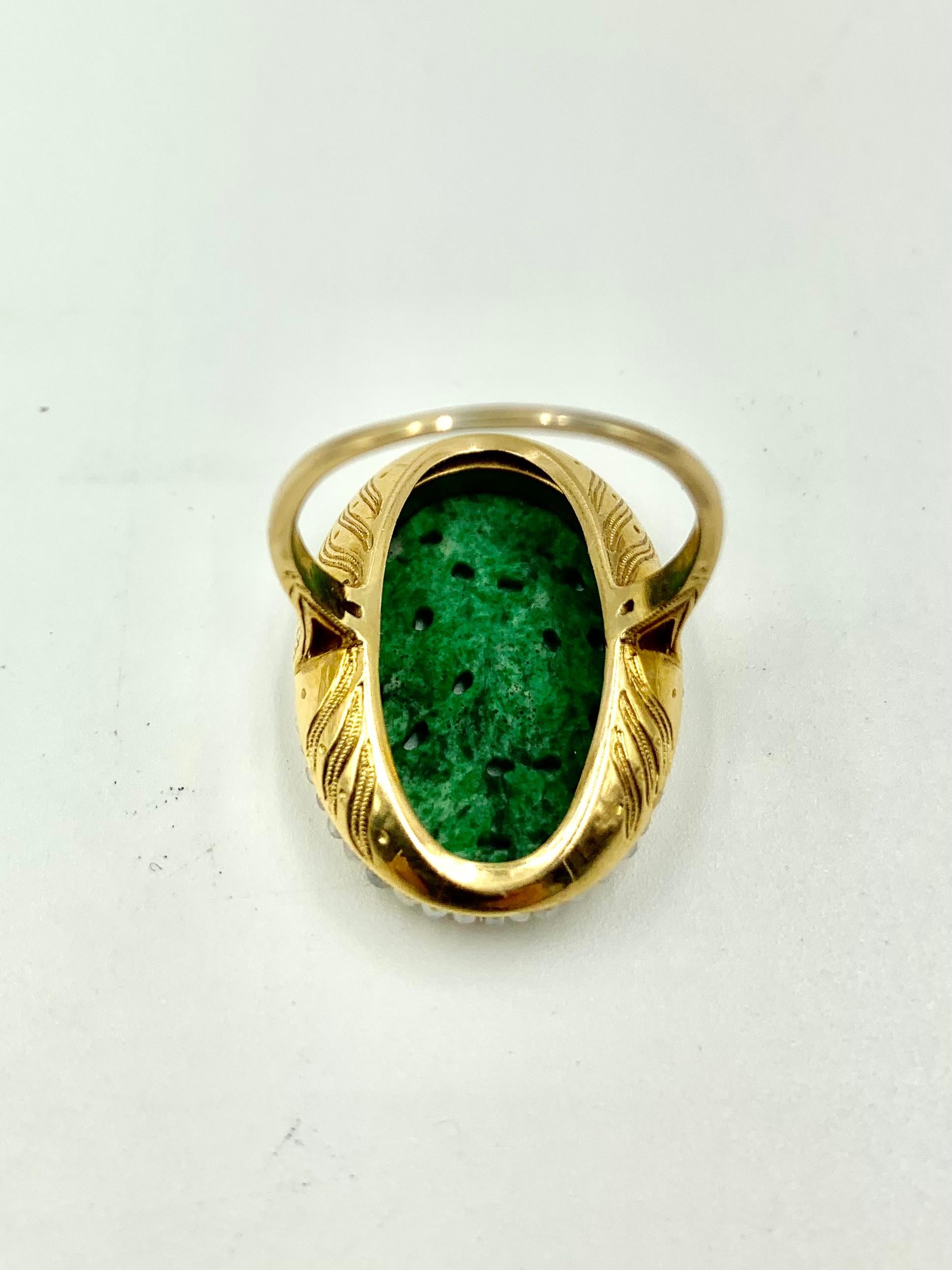 Antiker edwardianischer großer chinesischer geschnitzter Jade, Naturperle 14K Gelbgold Ring im Zustand „Relativ gut“ im Angebot in New York, NY