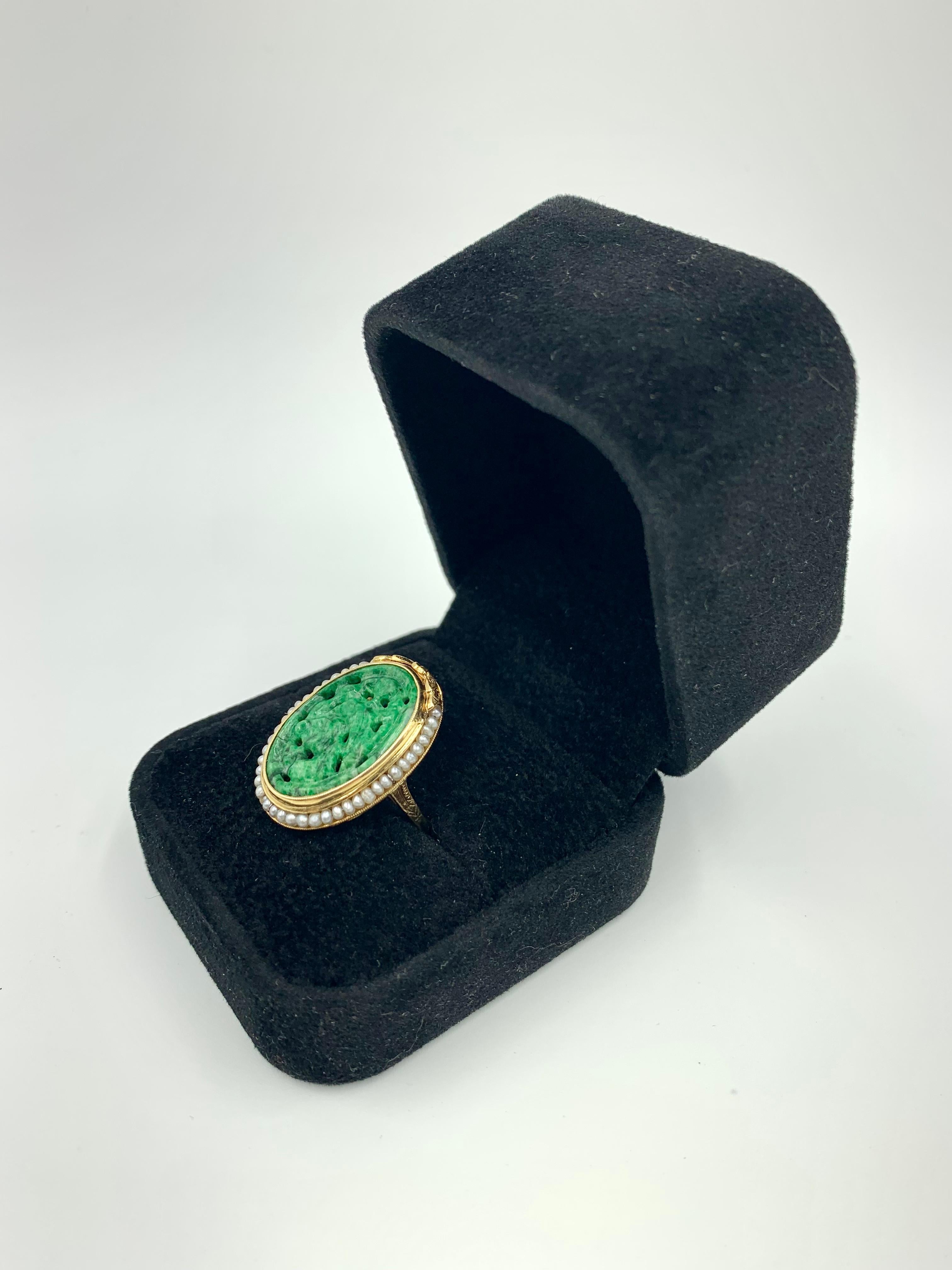 Antiker edwardianischer großer chinesischer geschnitzter Jade, Naturperle 14K Gelbgold Ring für Damen oder Herren im Angebot