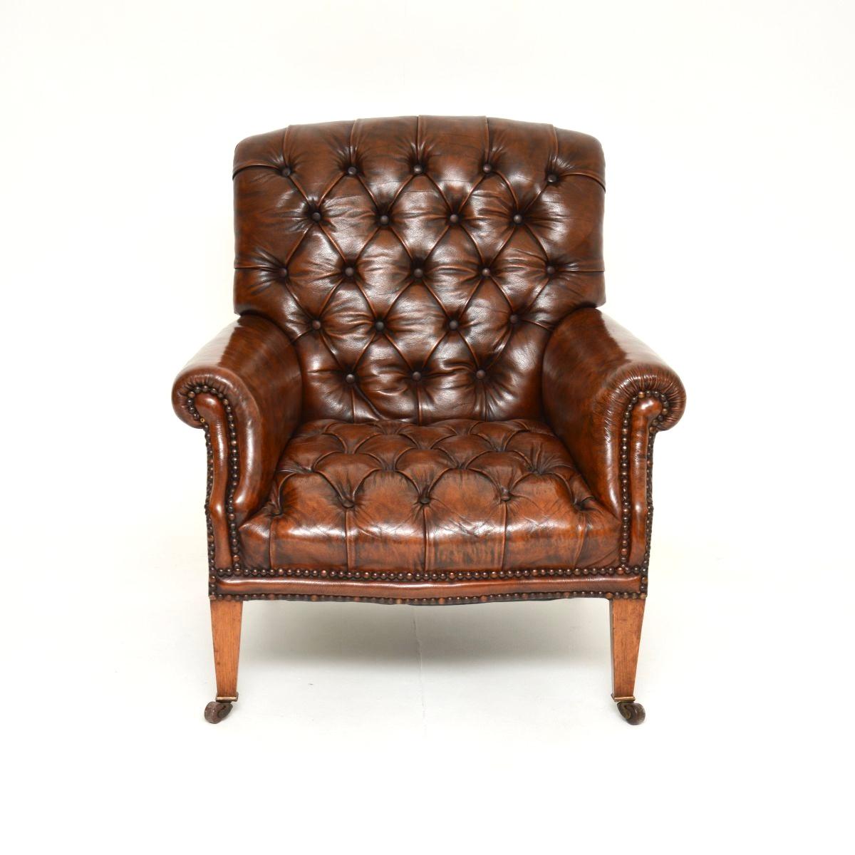 Maravilloso sillón eduardiano antiguo de cuero, fabricado en Inglaterra y datado en torno a 1890-1910.

Es de una calidad excepcional y tiene un tamaño pequeño muy útil. Es muy cómoda y está muy bien diseñada, con una preciosa tapicería de cuero