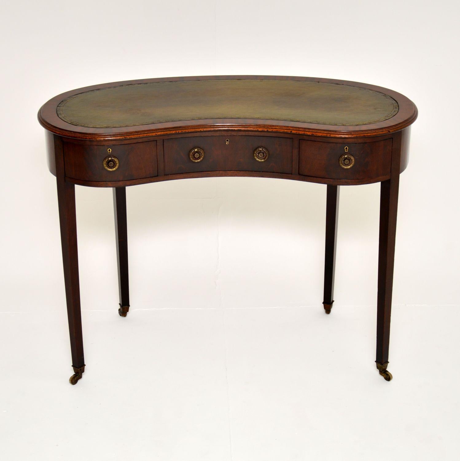 A stylish and elegant antique Edwardian kidney shaped desk. This was made in England, it dates from the 1900-1910 period.

The quality is fantastic, this is beautifully designed and looks great from all angles. The top has a striking kidney shape