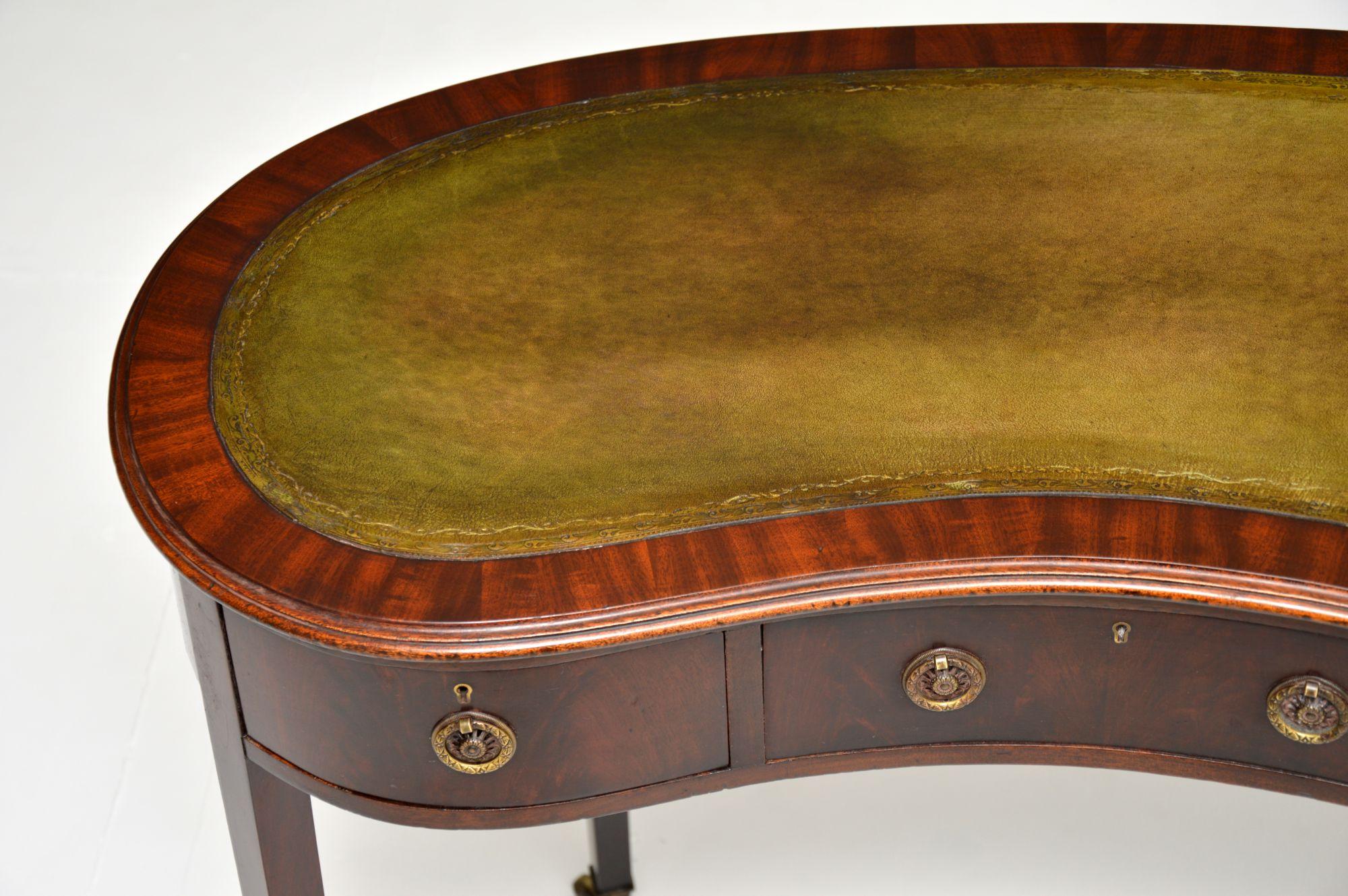 Antique Edwardian Leather Top Kidney Desk In Good Condition In London, GB