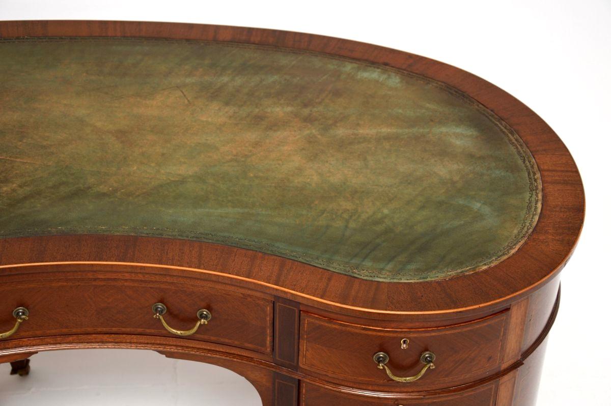 Antique Edwardian Leather Top Kidney Shaped Desk en vente 3