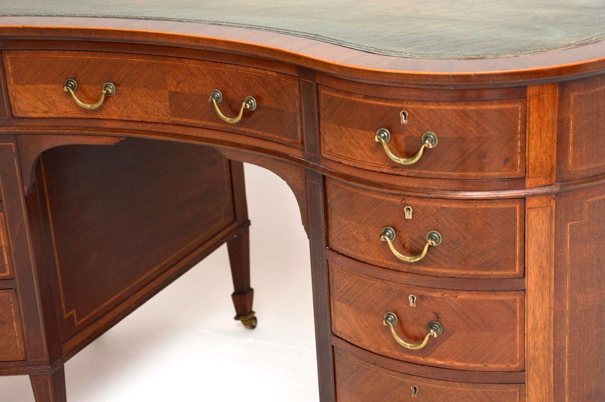 Antique Edwardian Leather Top Kidney Shaped Desk en vente 5