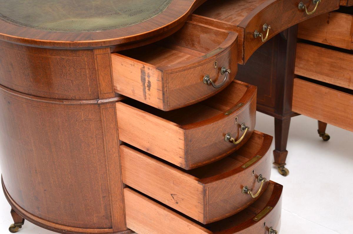 Édouardien Antique Edwardian Leather Top Kidney Shaped Desk en vente