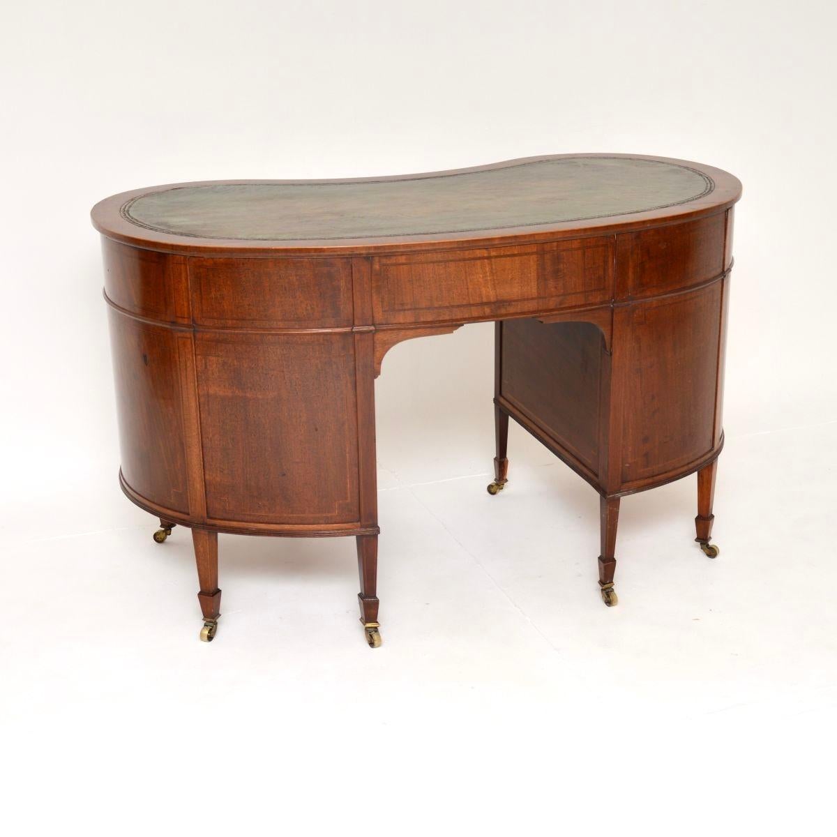 Cuir Antique Edwardian Leather Top Kidney Shaped Desk en vente