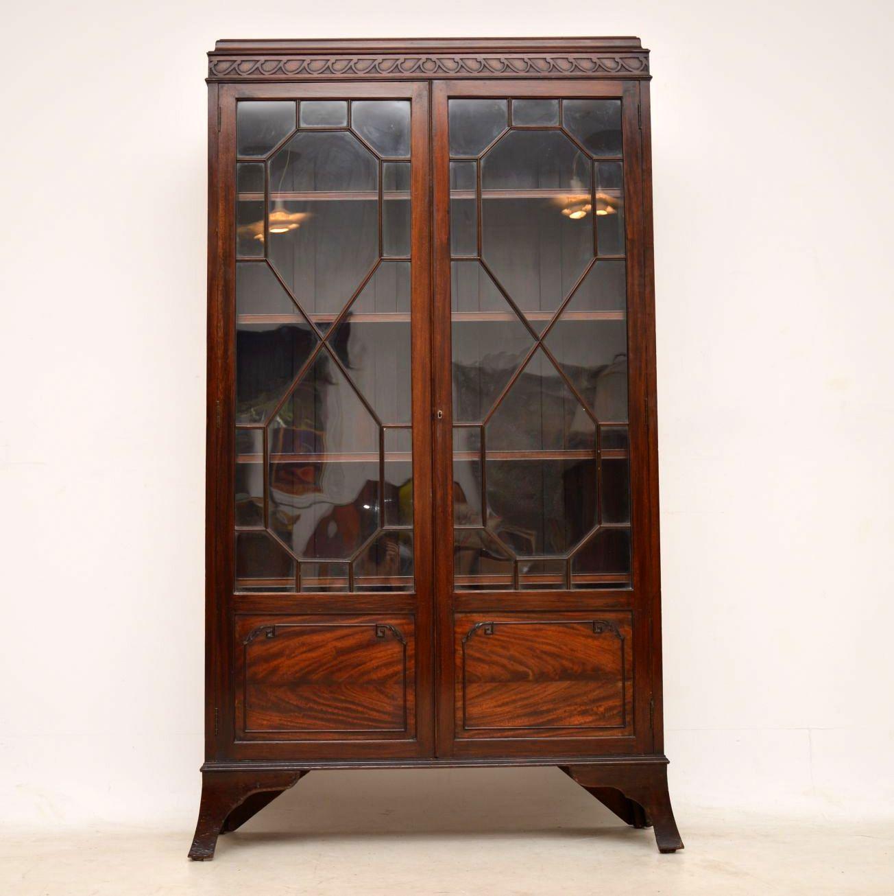 This antique mahogany astal-glazed bookcase is fine quality and dates from the 1890-1910 period. It’s in good condition and has lots of character. This bookcase has a cushioned top with classical decoration below. The cupboards are astral-glazed