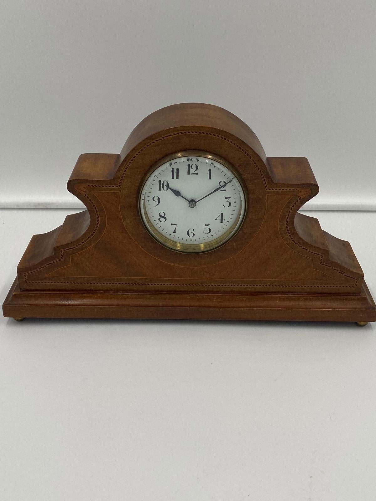 Antiguo reloj de sobremesa/reloj de chimenea eduardiano de caoba con incrustaciones de cuerda en el borde, esfera redonda árabe esmaltada y mecanismo francés.