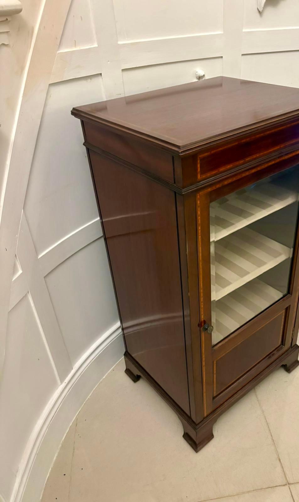 Edoardiano Antica vetrinetta edoardiana in mogano con intarsi in legno satinato in vendita