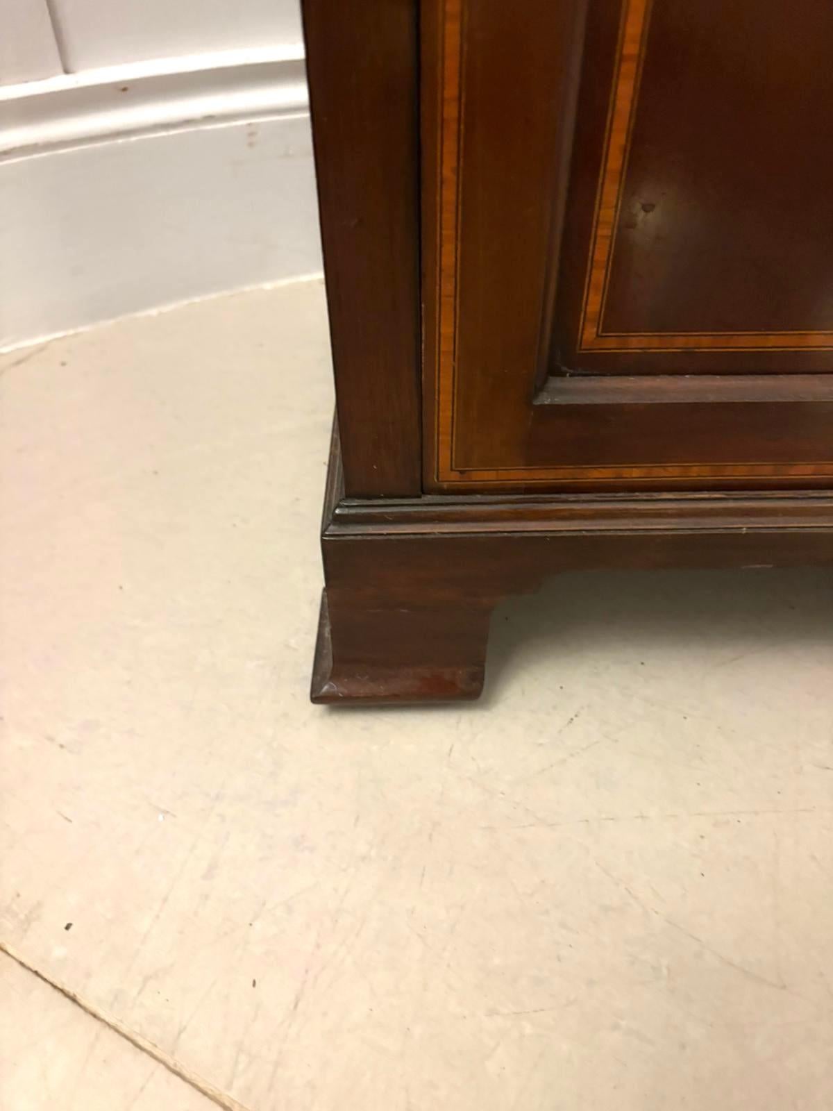 Inglese Antica vetrinetta edoardiana in mogano con intarsi in legno satinato in vendita