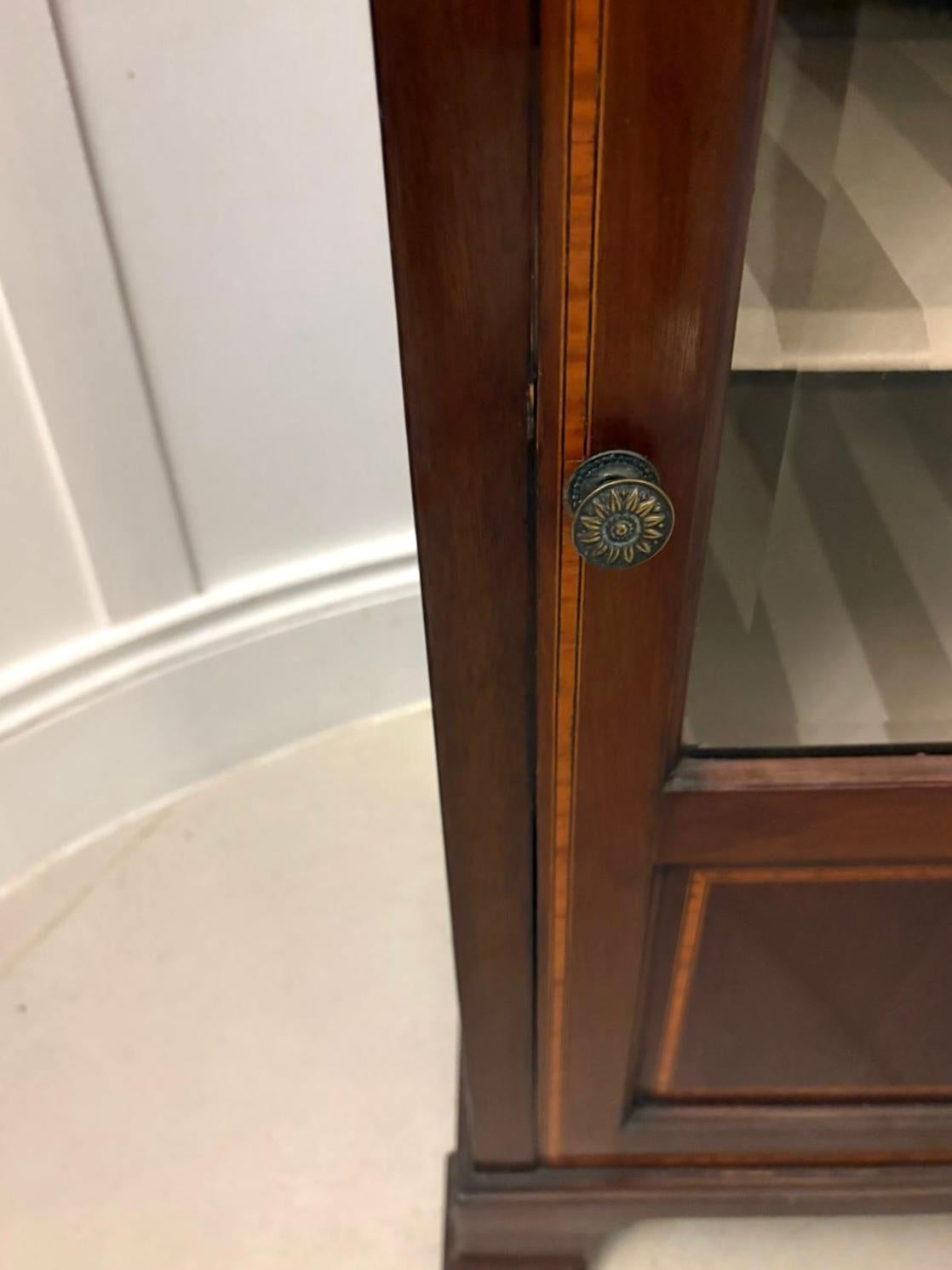 Antica vetrinetta edoardiana in mogano con intarsi in legno satinato In condizioni buone in vendita a Suffolk, GB