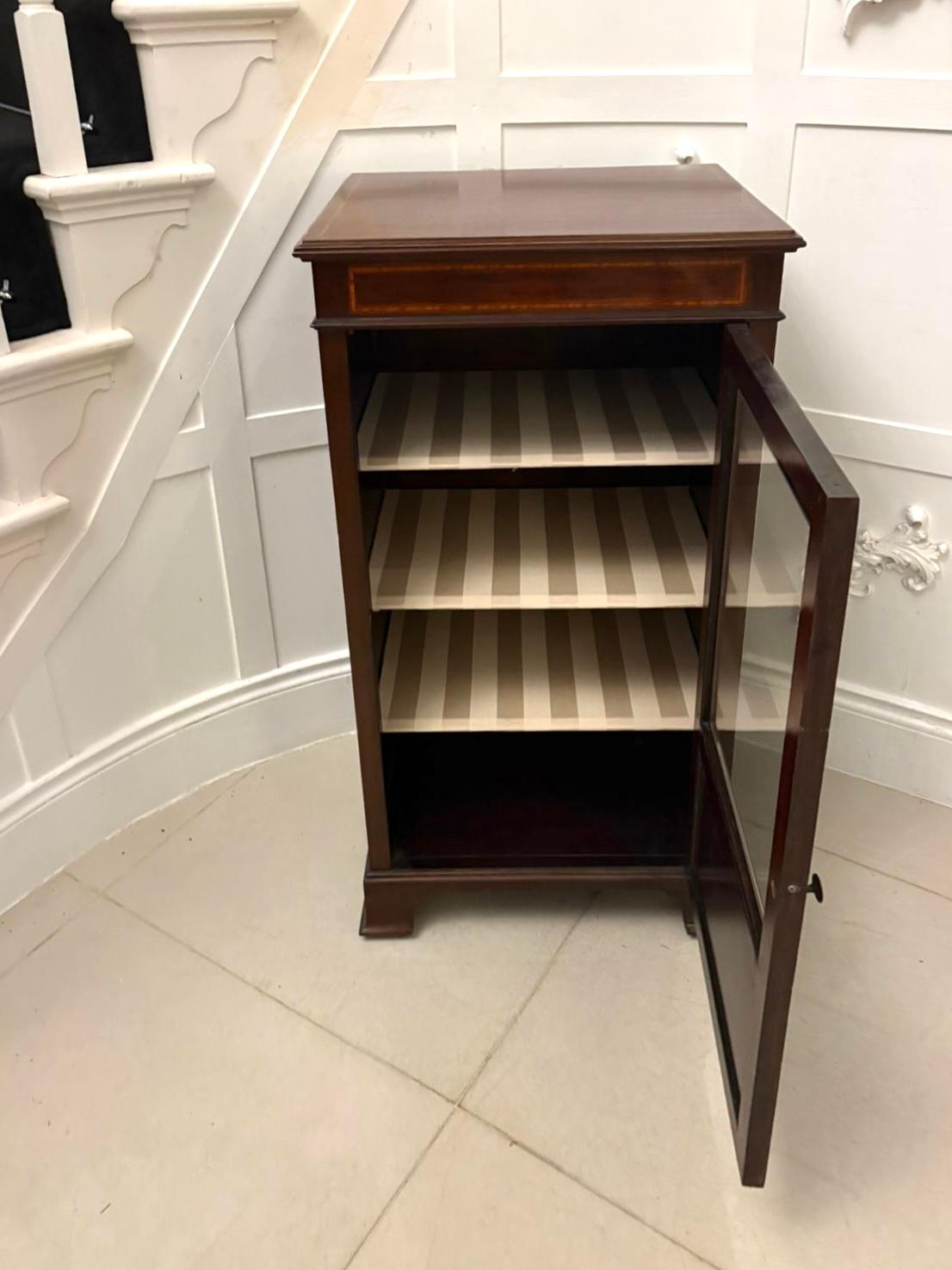 XX secolo Antica vetrinetta edoardiana in mogano con intarsi in legno satinato in vendita