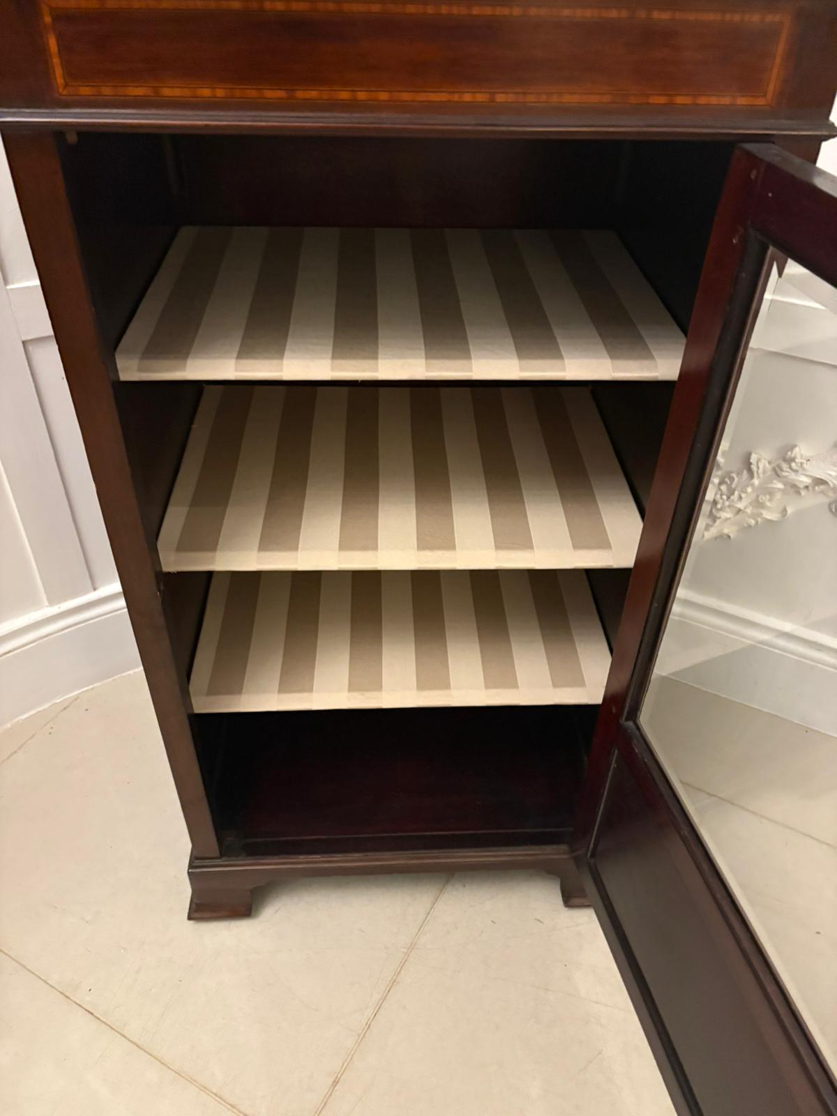 Antica vetrinetta edoardiana in mogano con intarsi in legno satinato in vendita 1