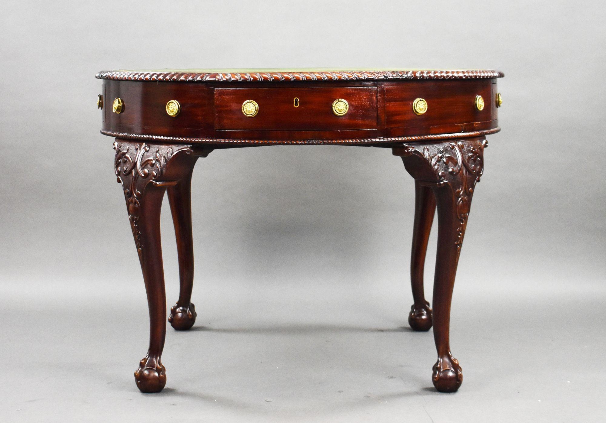 Il s'agit d'une table à tambour de style Chippendale en acajou de bonne qualité, de l'époque d'Eleg, avec un plateau en cuir vert, décoré d'un travail d'or, entouré d'un bord en corde sculpté, au-dessus de quatre tiroirs, chacun séparé par un faux