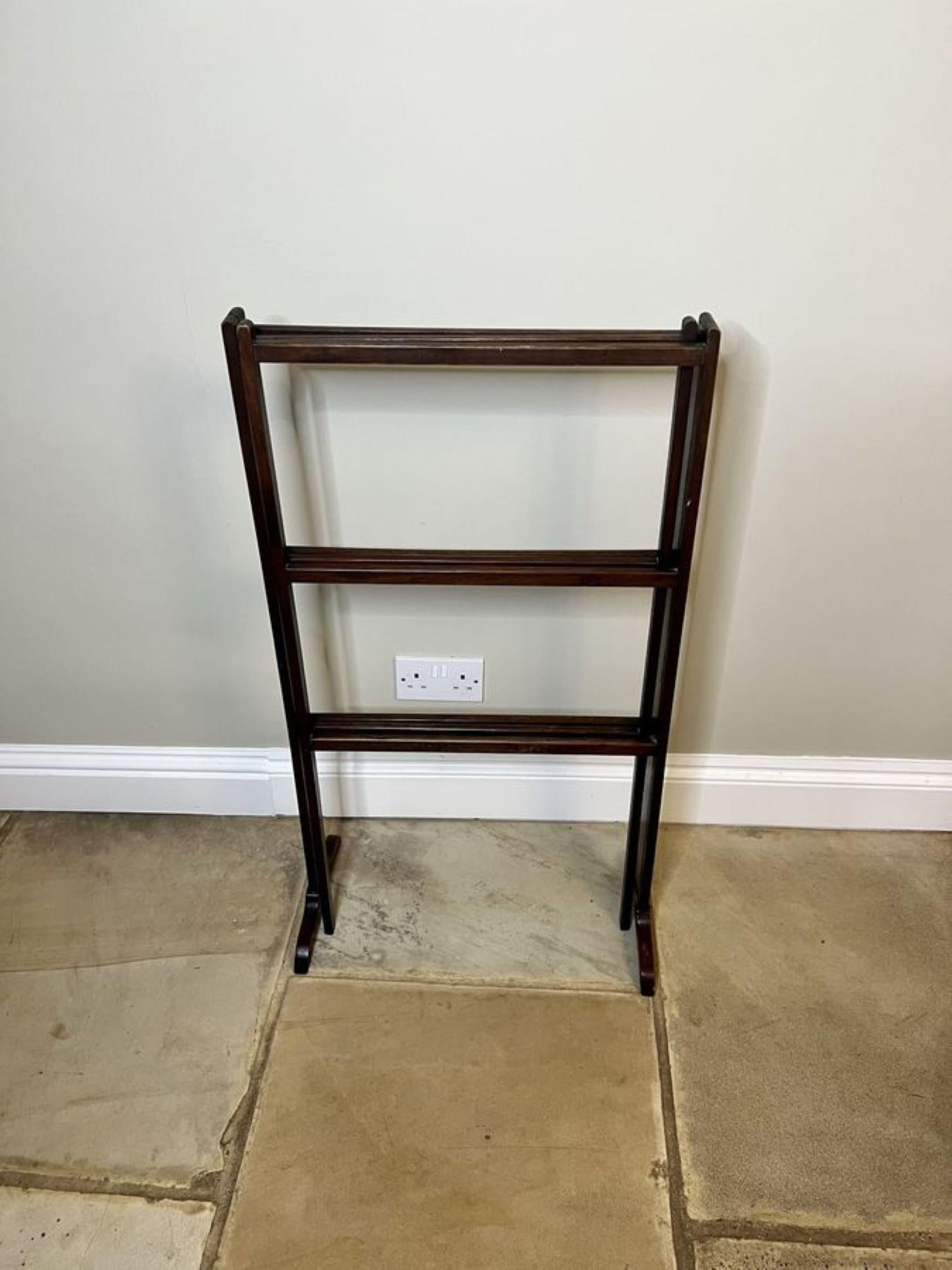 Antique Edwardian mahogany folding clothes airer having a double gate folding action with nine mahogany splats, standing on shaped feet.

Width open 155cm

D. 1900
