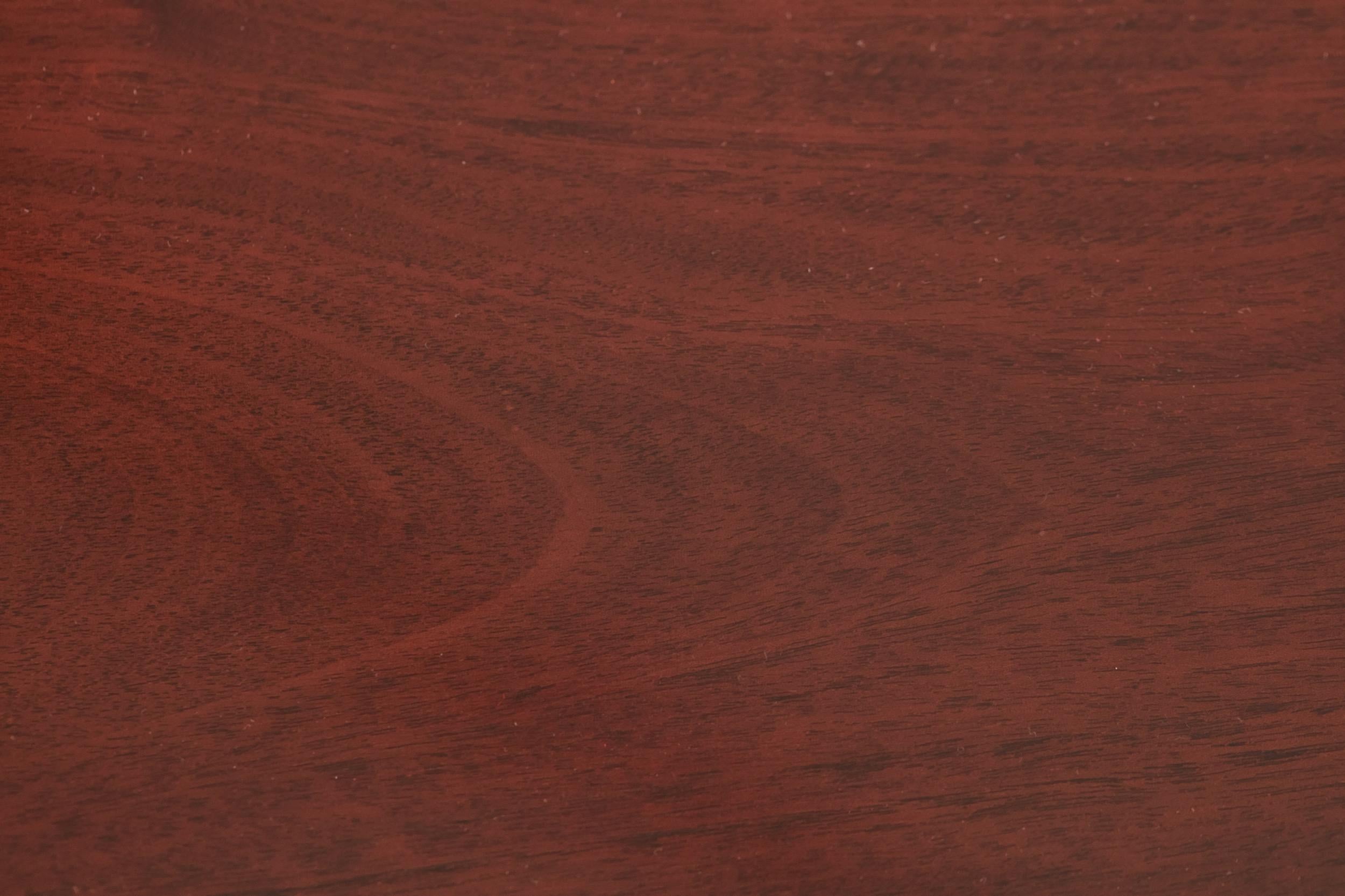 Table Sutherland ancienne de l'époque édouardienne en acajou incrusté avec un splendide plateau en acajou avec incrustation de bandes en bois de satin, des supports d'extrémité en acajou, des pieds en porte-à-faux avec des roulettes d'origine.

Un
