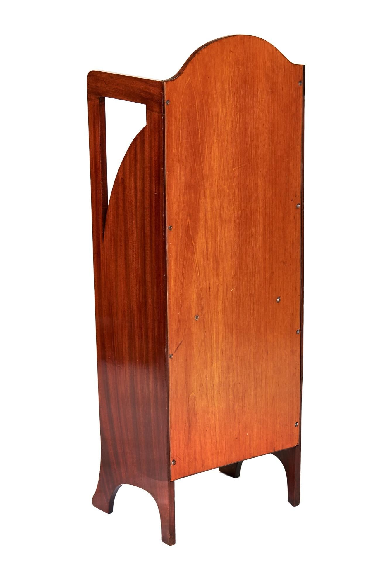 Antique Edwardian mahogany inlaid magazine rack having pretty boxwood inlay to the front edge, three storage sections for magazines and newspapers with an attractive oval fan decoration to the top of the bottom section, terminating in splayed