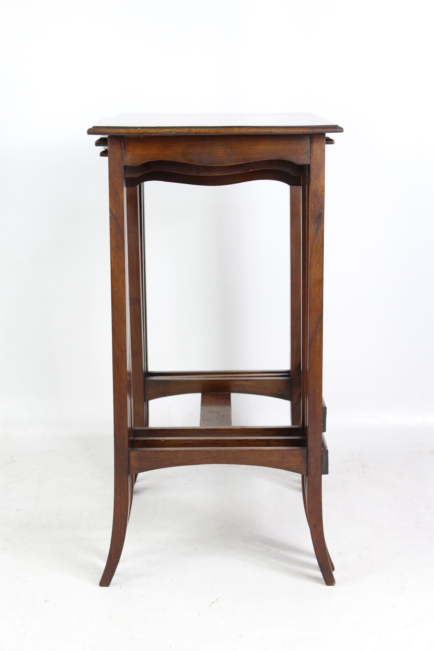 Antique Edwardian Mahogany Nest of Tables Nesting Coffee Tables English, 1910 In Good Condition For Sale In Leeds, West Yorkshire