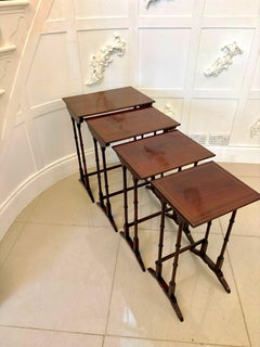 Antiguo nido de mesas eduardiano de caoba con incrustaciones de madera satinada