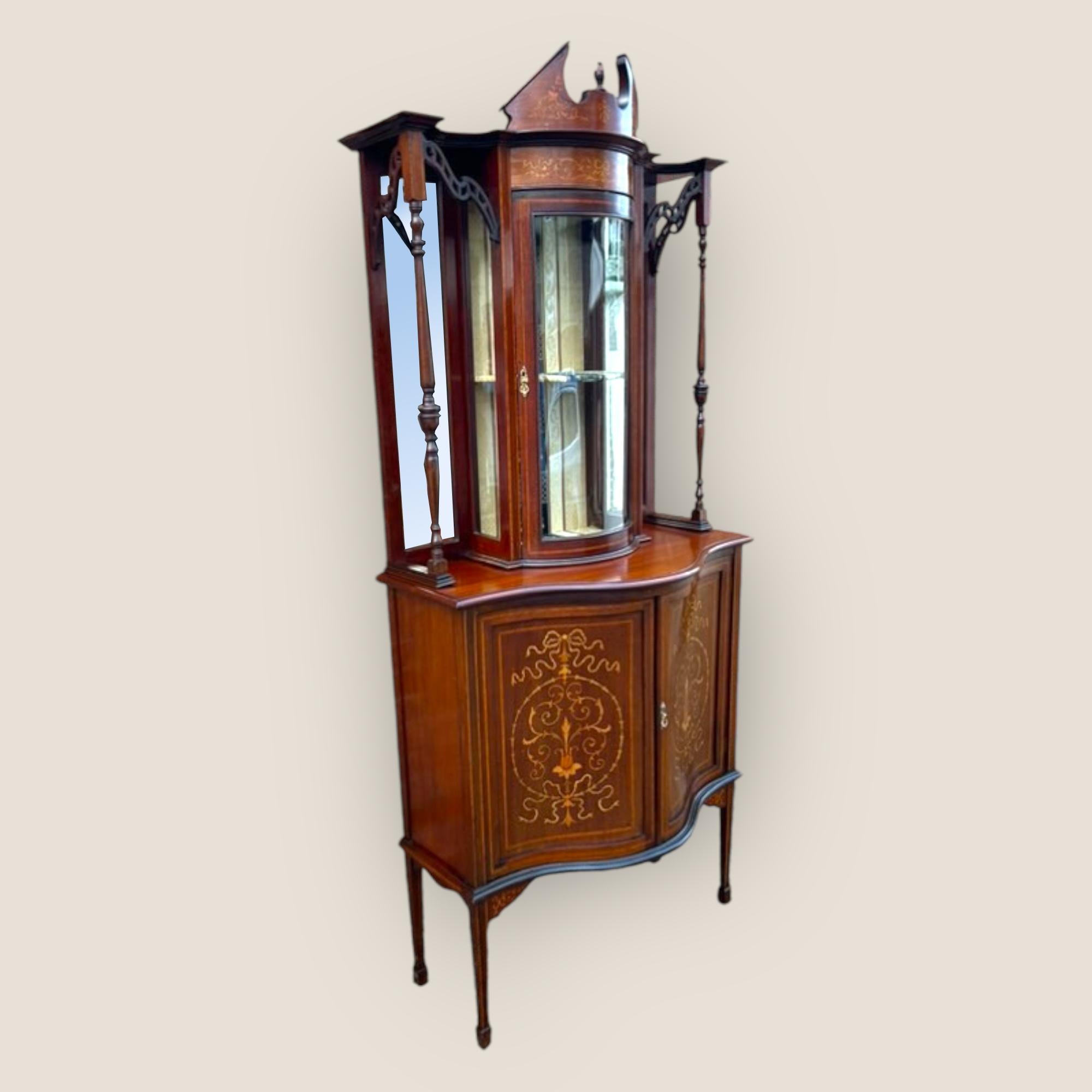 Edoardiano Antico mobile da esposizione e credenza in mogano e legno satinato intarsiato in vetro in vendita