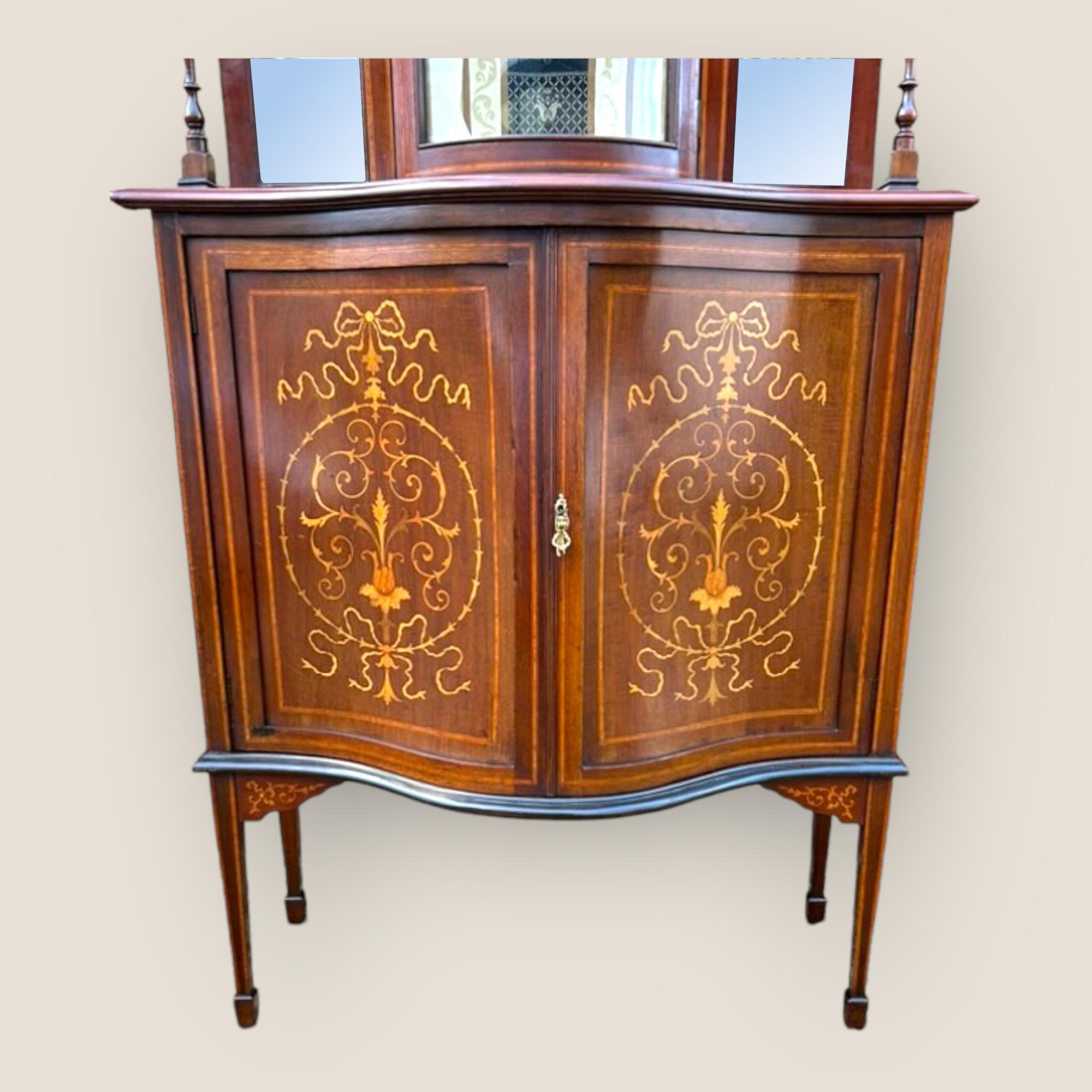 Intagliato Antico mobile da esposizione e credenza in mogano e legno satinato intarsiato in vetro in vendita