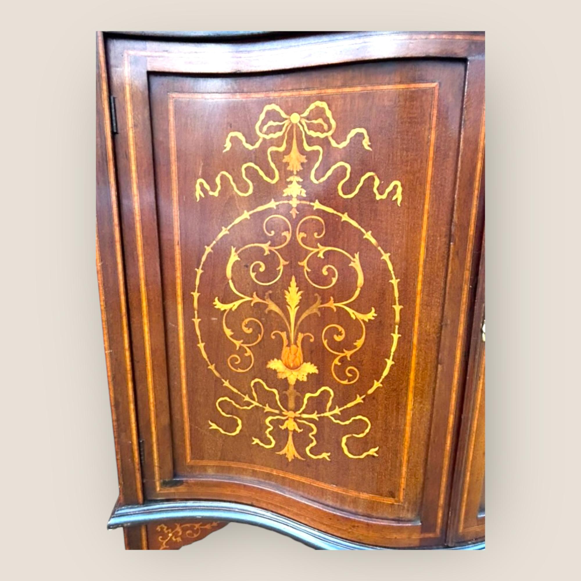 XX secolo Antico mobile da esposizione e credenza in mogano e legno satinato intarsiato in vetro in vendita
