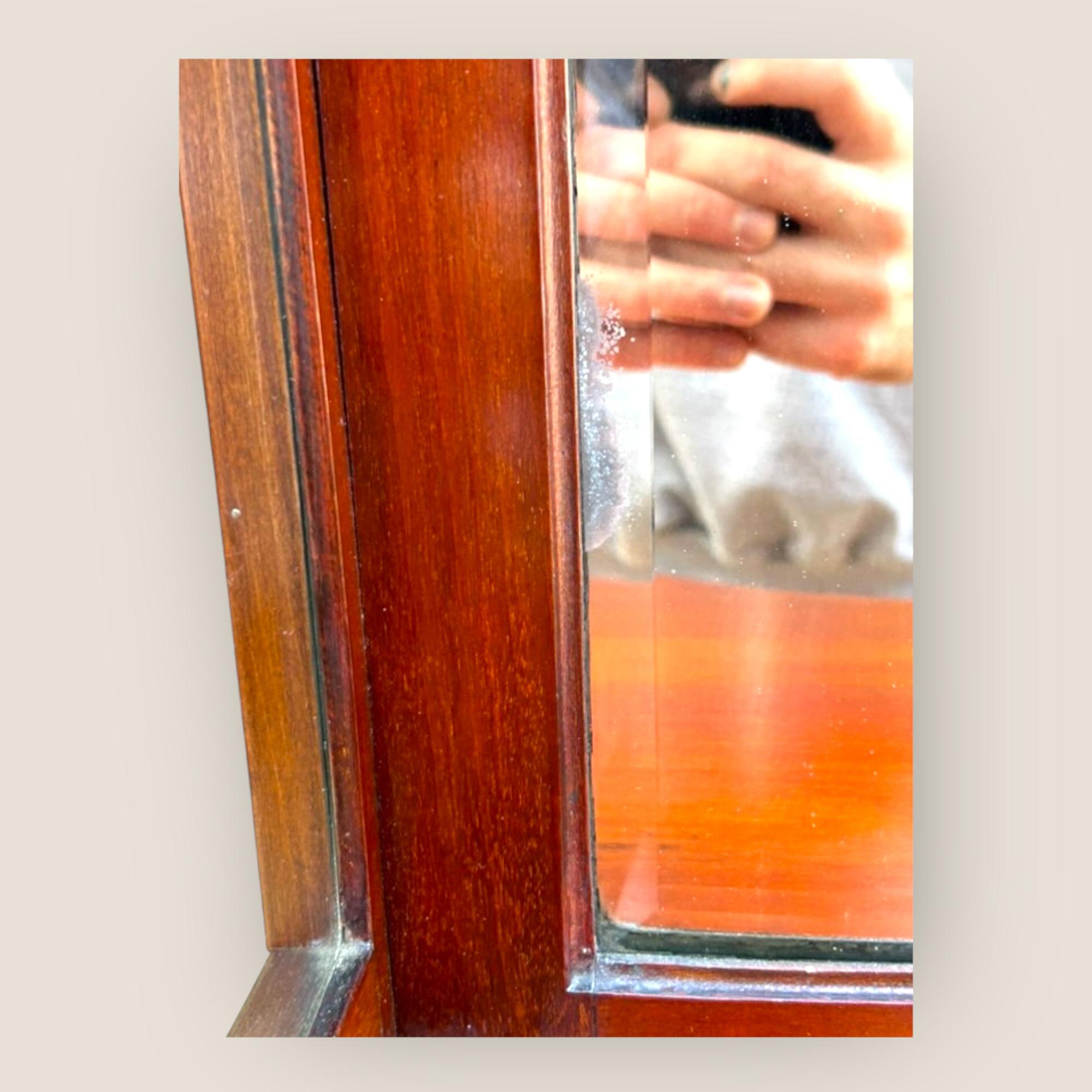 Antico mobile da esposizione e credenza in mogano e legno satinato intarsiato in vetro in vendita 1