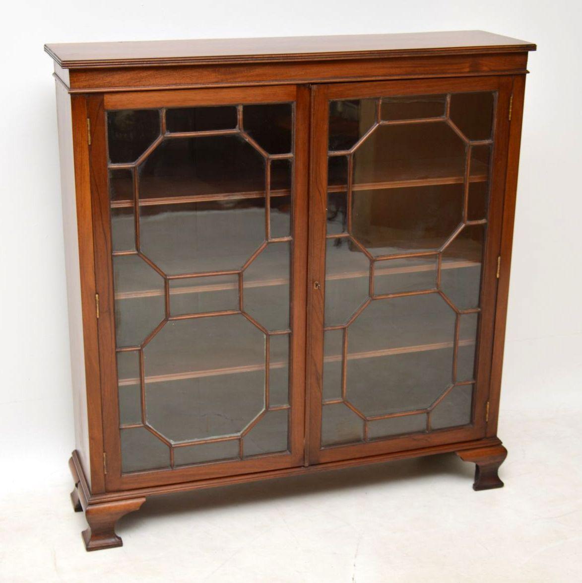Antique Edwardian Mahogany Two-Door Bookcase In Good Condition In London, GB