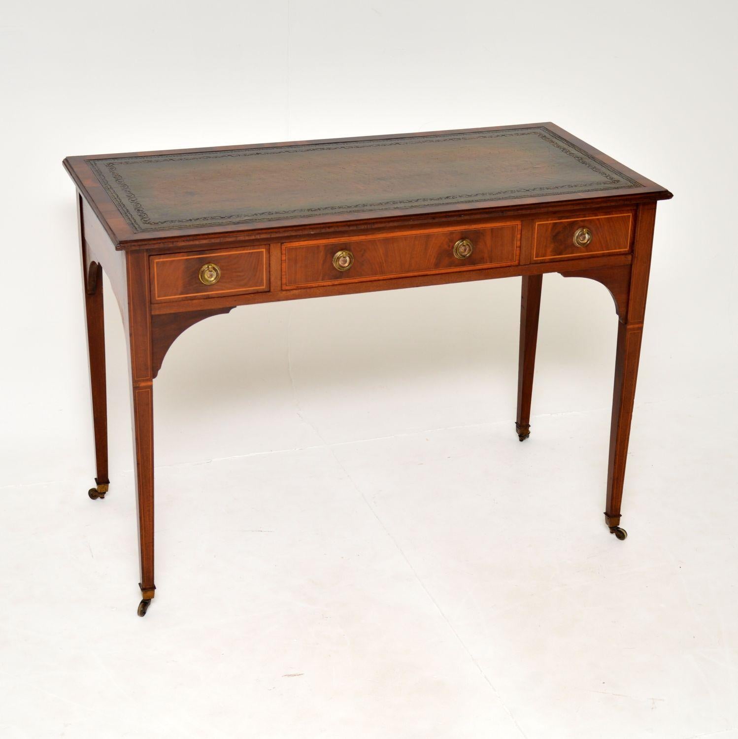 An excellent antique Edwardian writing table in wood. This was made in England by Maple & Co, it dates from around 1900-1910.

The quality is superb, the wood has beautiful grain patterns and has banding of satin wood inlay. There are original