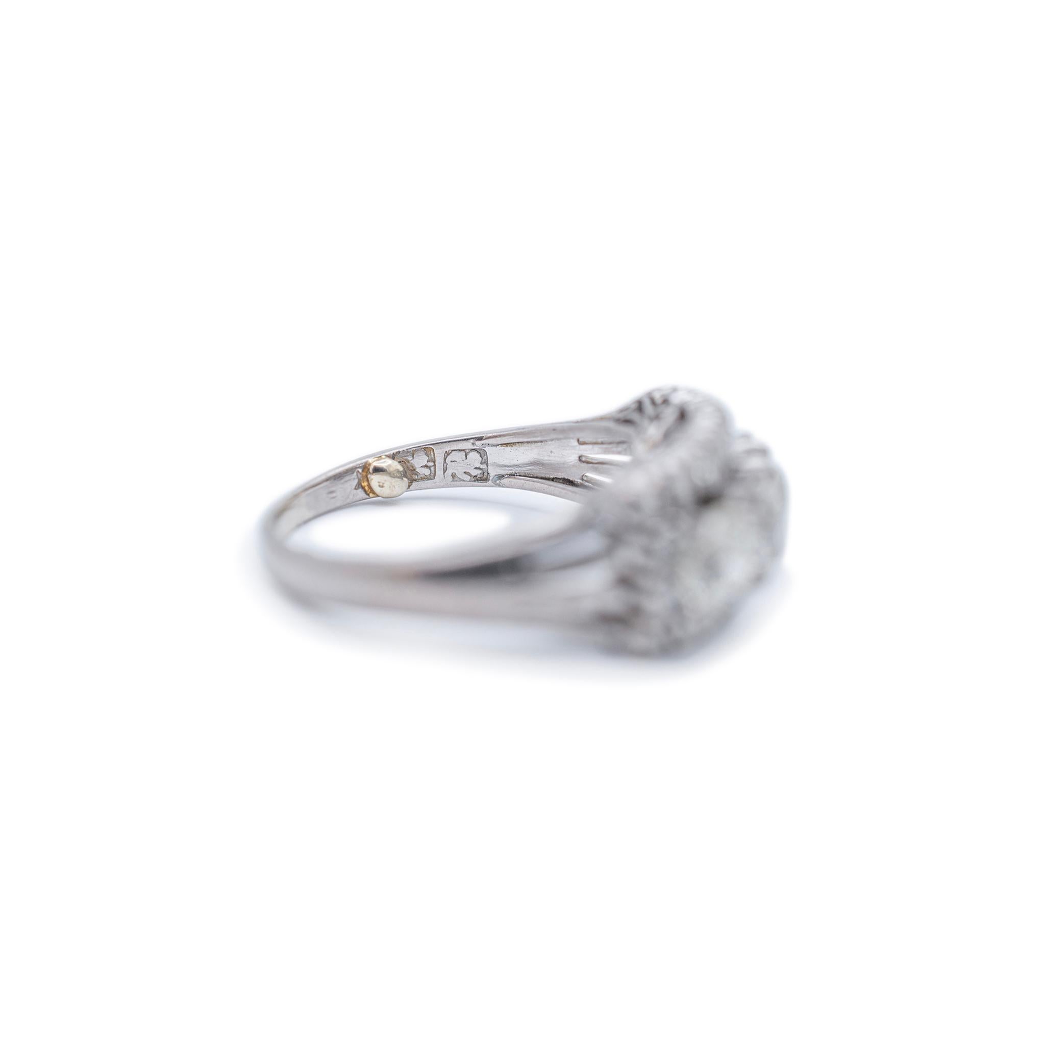 Bague de fiançailles édouardienne ancienne en alliage avec quatre diamants européens anciens Excellent état - En vente à Houston, TX