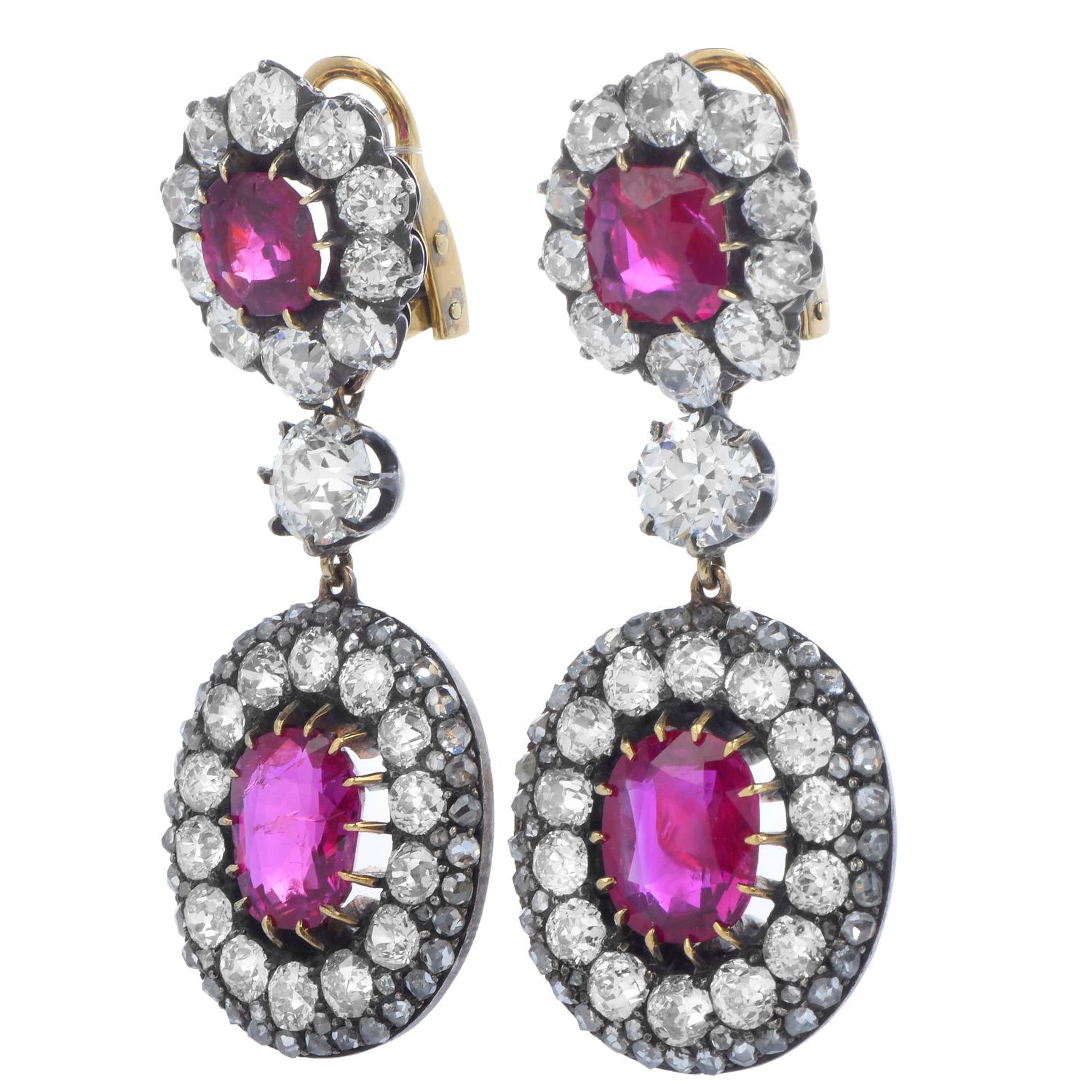 Seltene antike zertifizierte birmanische Rubine und alte Diamanten, die einzigartige funkelnde prächtige Blume inspiriert Dangle Earrings,

Gefertigt in 18K Gelbgold über Silber, mit Halo-Stil Einstellung, sind (2) Center Old European-cut Diamanten