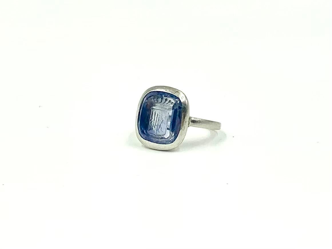 Antique Edwardian Natural Sapphire Intaglio Crest Platinum Signet Ring In Good Condition In New York, NY