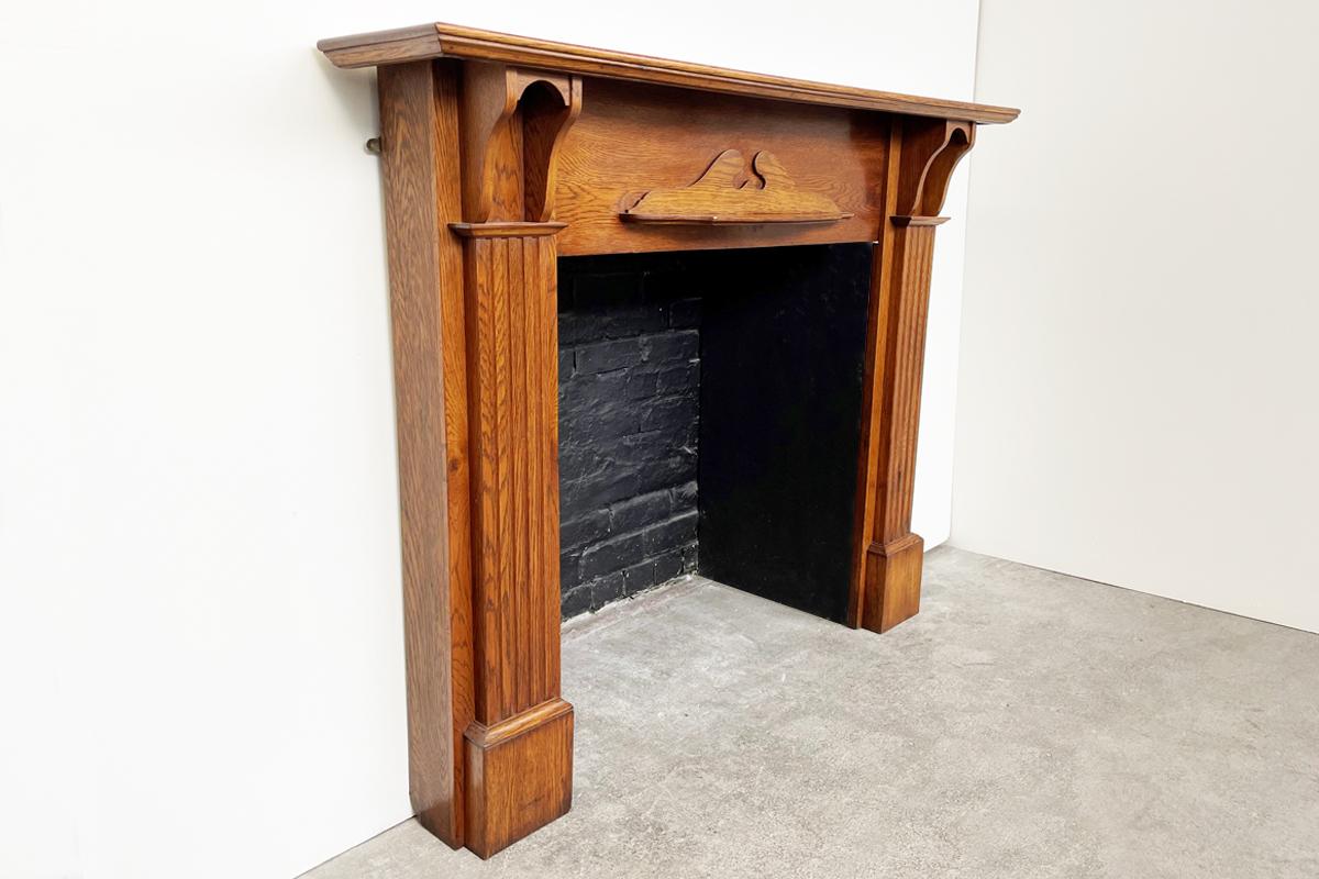Antique Edwardian oak fireplace surround In Good Condition In Manchester, GB