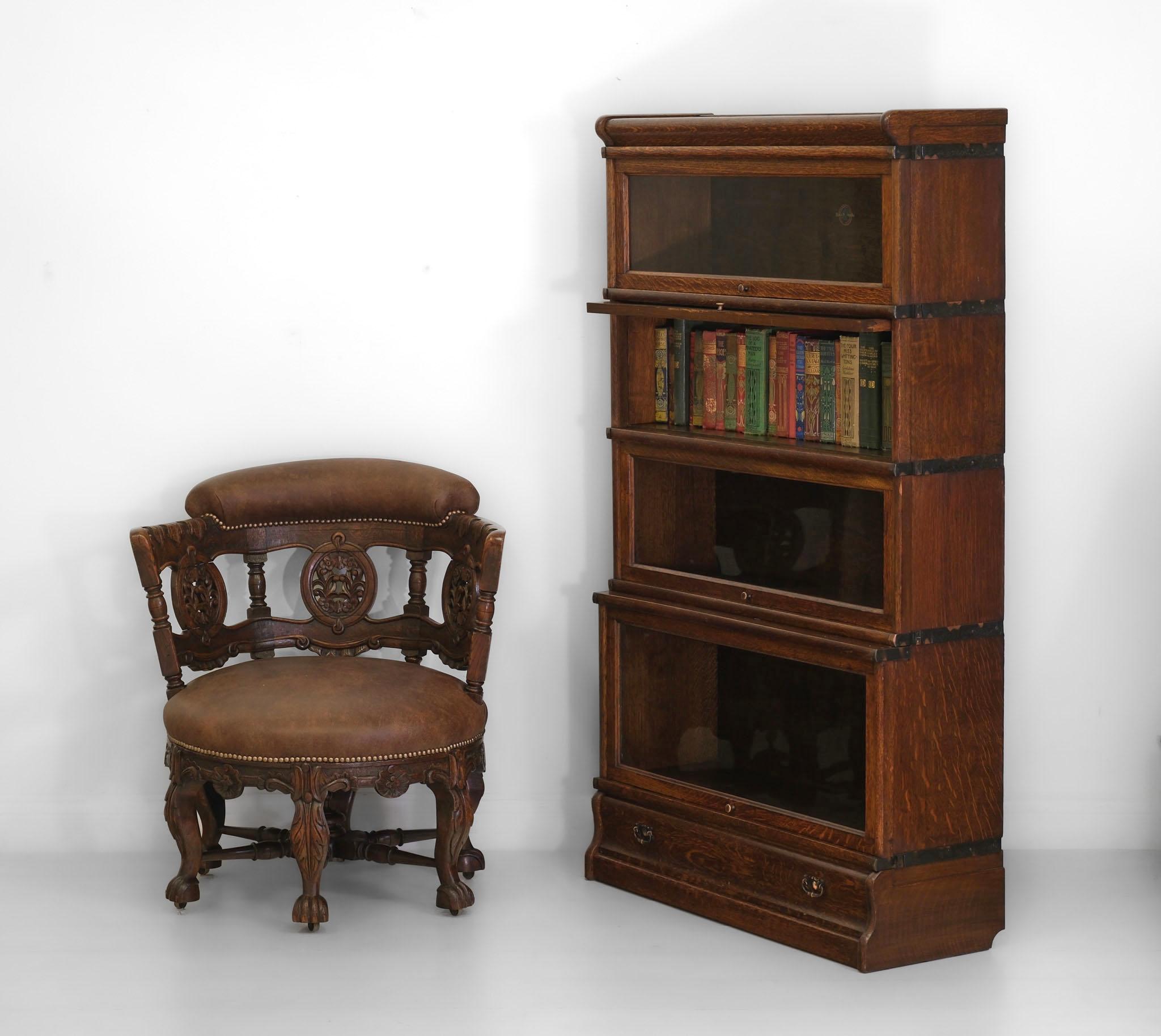 Ancienne bibliothèque à quatre sections en chêne massif de l'époque édouardienne, avec des côtés cerclés de cuivre et une section de tiroirs en dessous. Fabriqué  par Globe Wernicke. Labellisé. Circa 1900.

La bibliothèque est en très bon état
