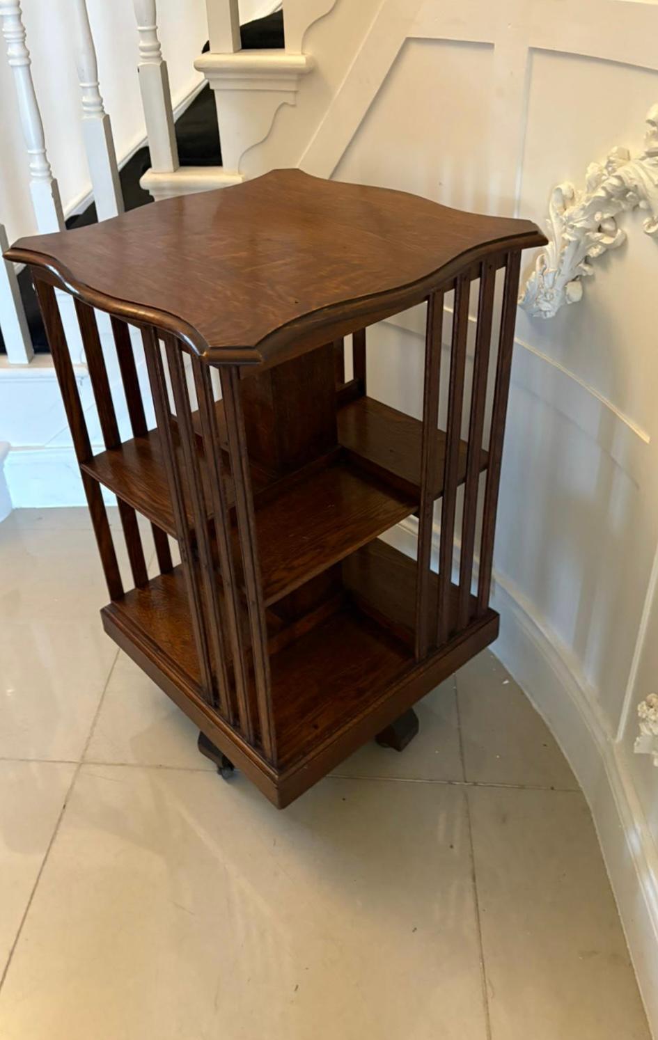 Anglais Ancienne bibliothèque tournante en Oak Oak Edwardian en vente