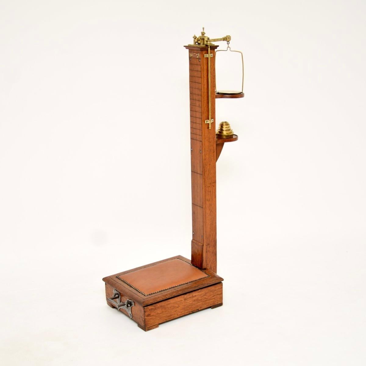 Édouardien Antique Edwardian Oak Weighing Scales en vente