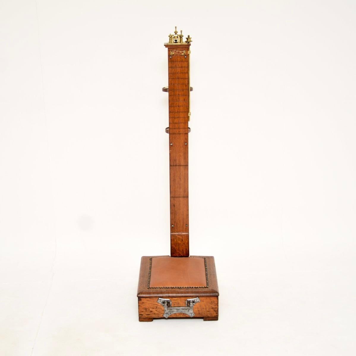 Britannique Antique Edwardian Oak Weighing Scales en vente
