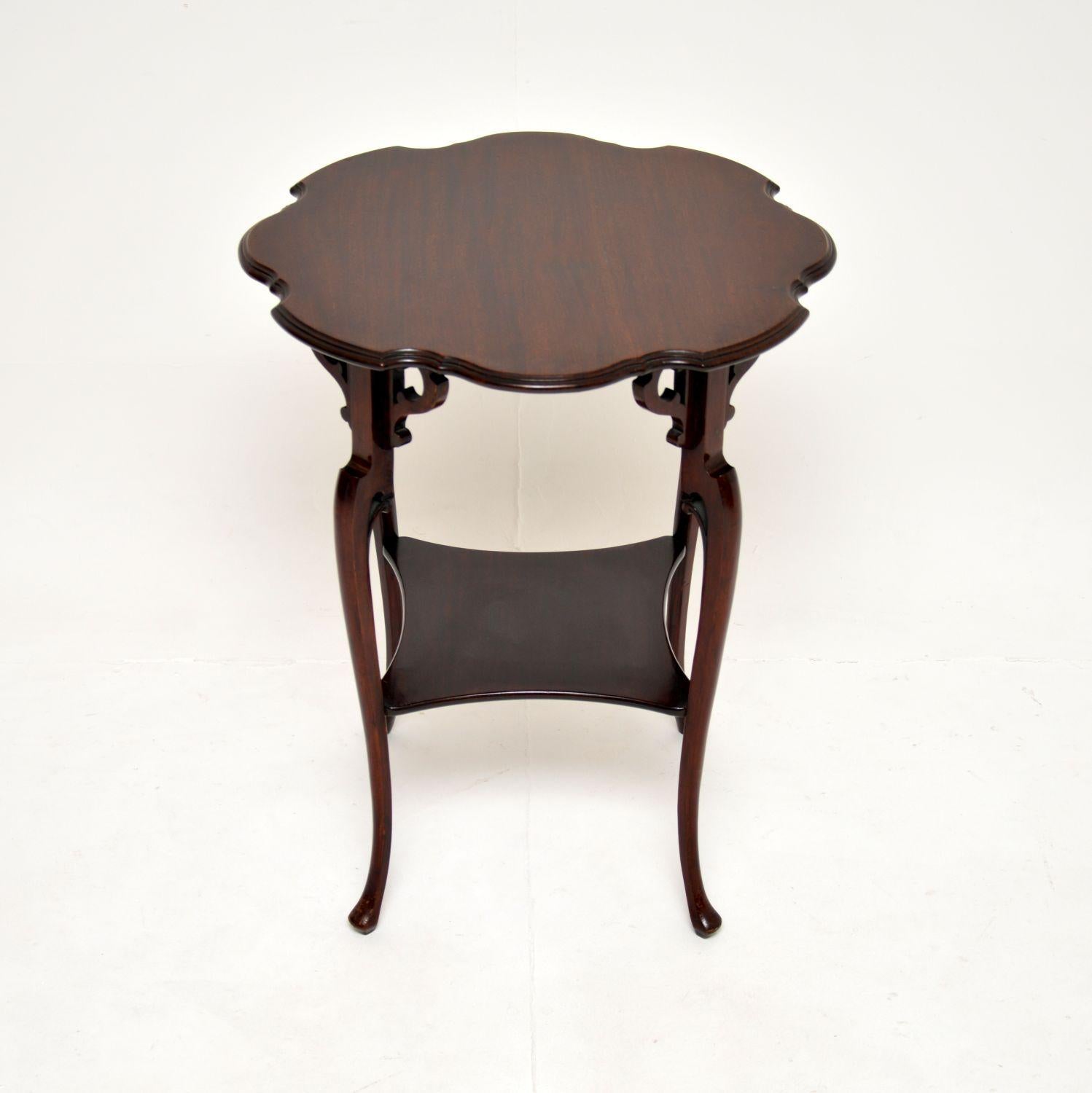 Une belle table d'appoint ancienne de l'époque édouardienne. Fabriqué en Angleterre, il date d'environ la période 1900-1910.

Il est d'excellente qualité, d'une taille utile et d'un beau design. Le plateau est joliment façonné, il comporte un étage
