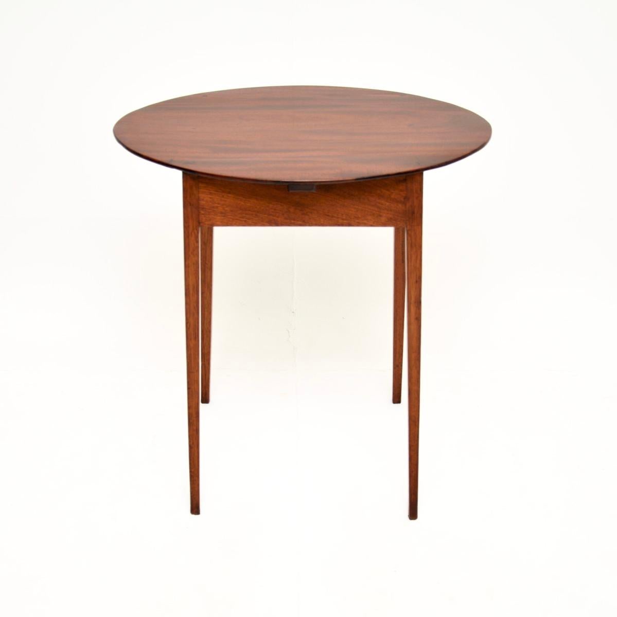 Una elegante mesa auxiliar eduardiana antigua. Fabricado en Inglaterra, data aproximadamente del periodo 1900-1910.

Es de magnífica calidad, tiene un tamaño útil y un diseño precioso. La encimera ovalada tiene un precioso tono de color y un