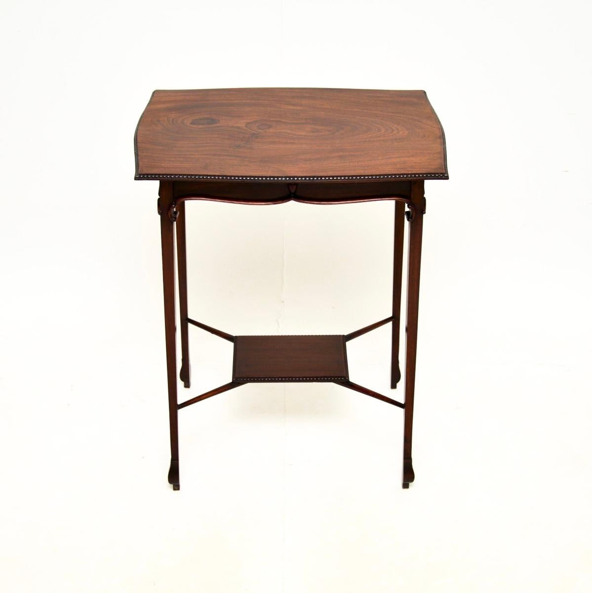 Une belle et élégante table d'appoint ancienne de style Elegardien. Fabriqué en Angleterre, il date d'environ la période 1900-1910.

Il est d'une qualité exceptionnelle et d'une taille très utile. Le plateau présente de magnifiques motifs de grain