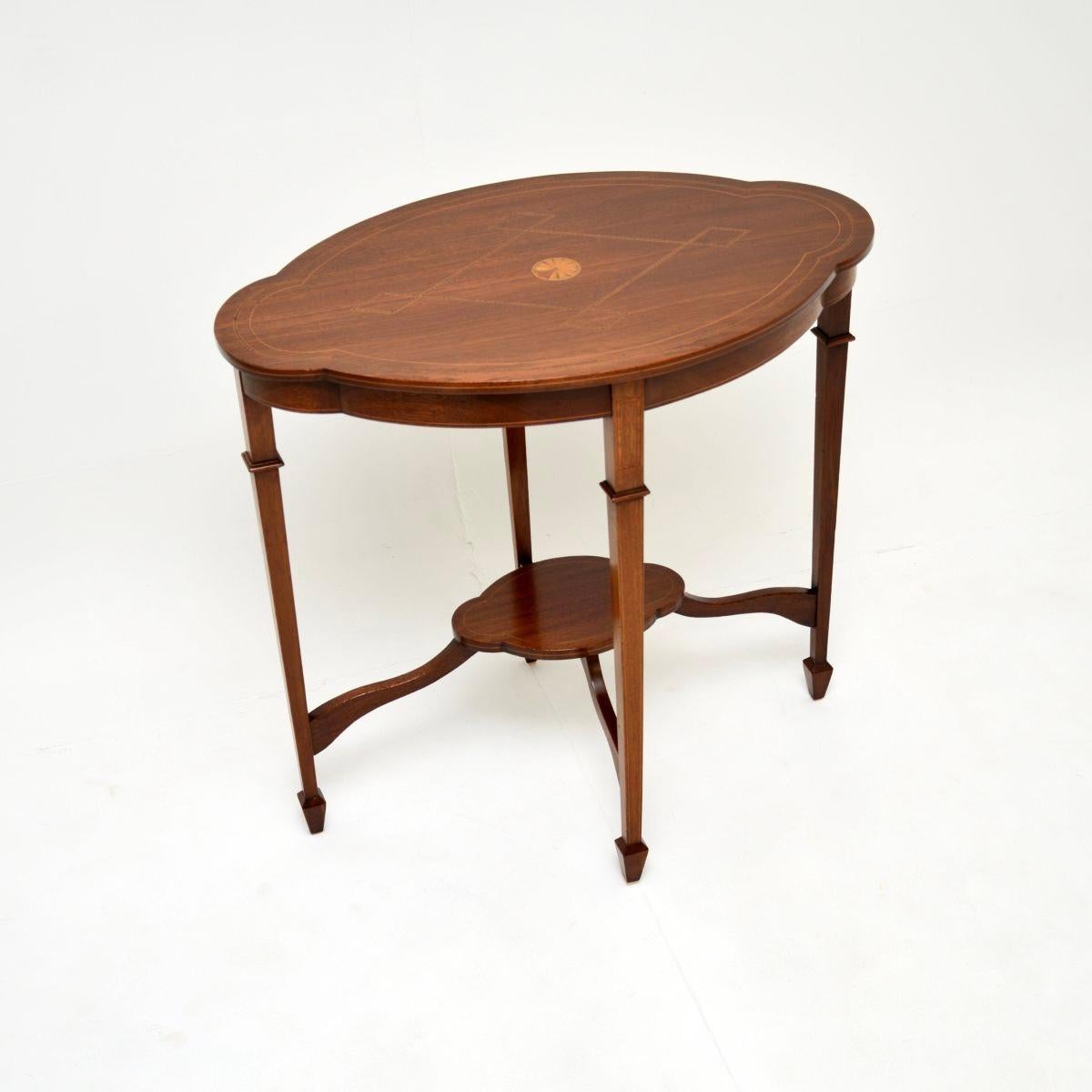A wonderful antique Edwardian occasional side table. This was made in England, it dates from around the 1900-1910 period.

It is of very fine quality, the top has a beautiful shape with lovely sweeping curved edges. The top has gorgeous satinwood