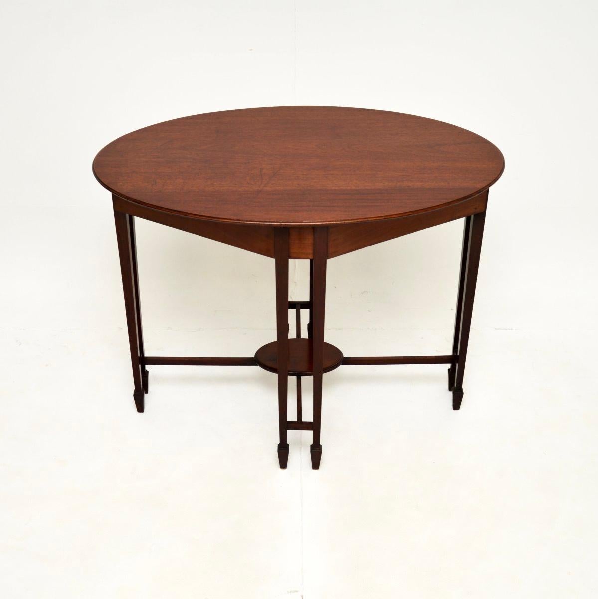 Maravillosa mesa auxiliar eduardiana antigua. Fabricado en Inglaterra, data aproximadamente del periodo 1900-1910.

Es de muy buena calidad, la parte superior tiene una forma de tamaño generoso con un precioso diseño ovalado. Se asienta sobre una