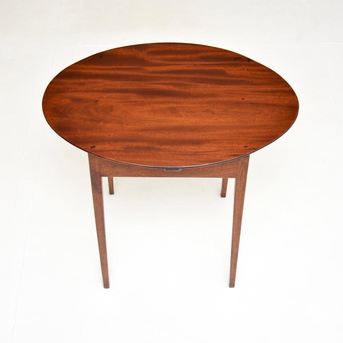 Mesa auxiliar eduardiana antigua Británico en venta