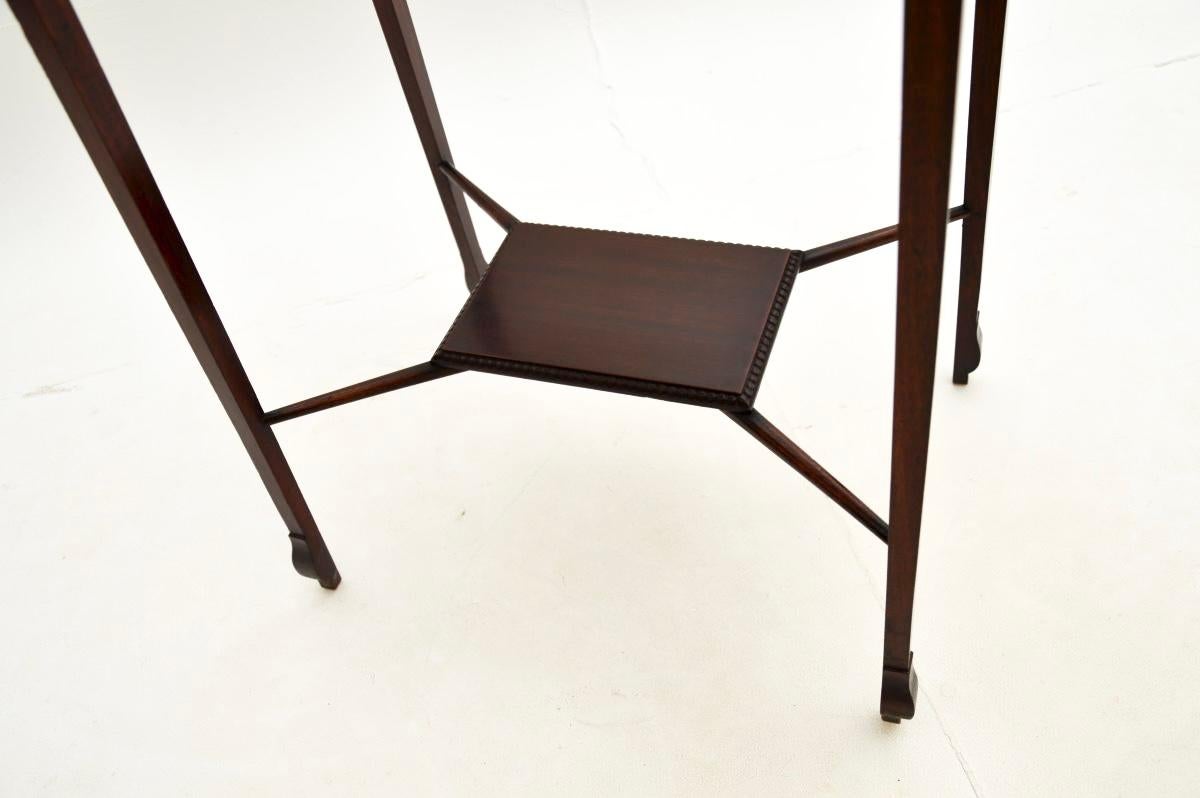 Ancienne table d'appoint édouardienne en vente 1